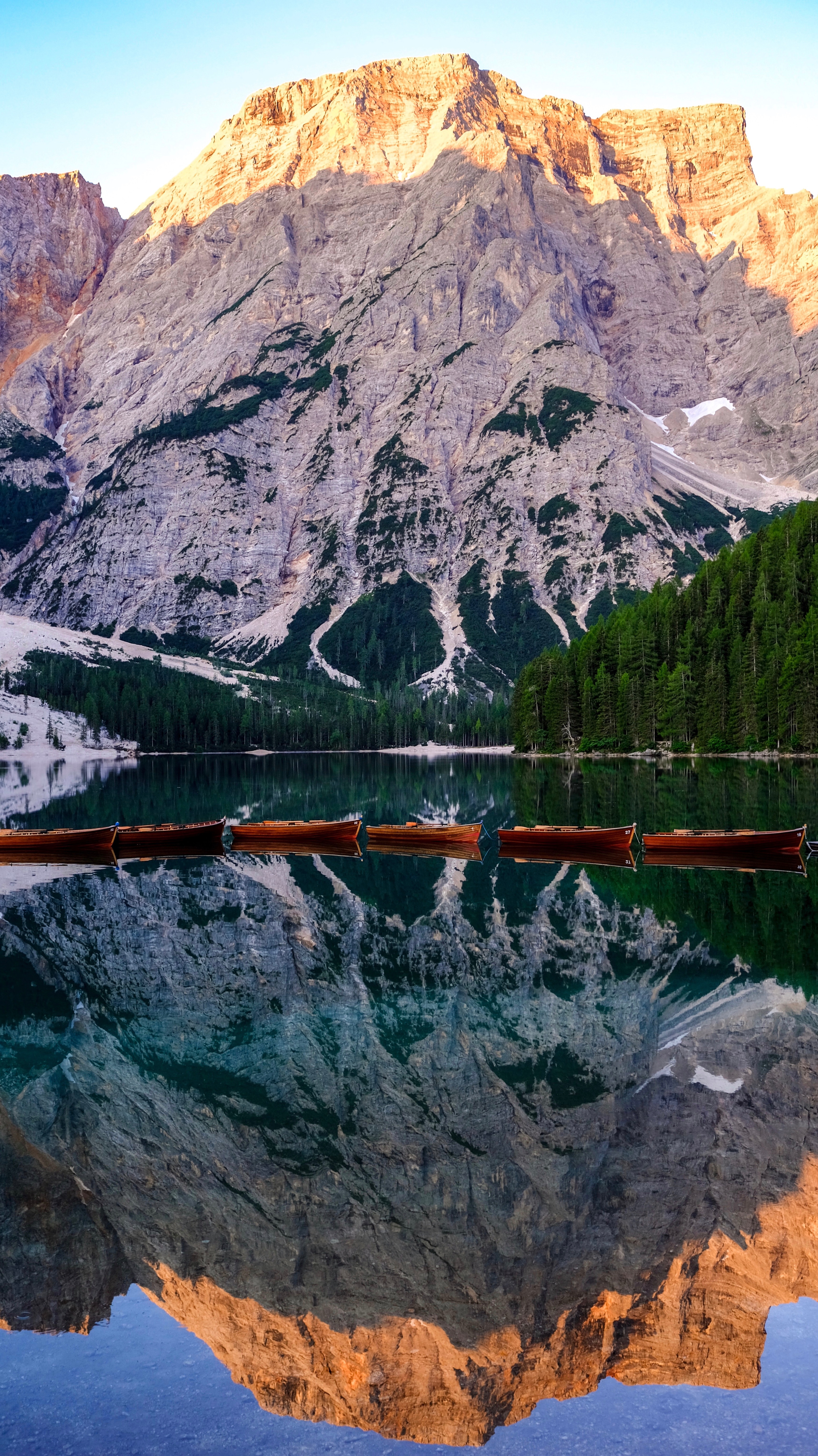 Laden Sie das Reflexion, Natur, Boote, Mountains, Landschaft-Bild kostenlos auf Ihren PC-Desktop herunter
