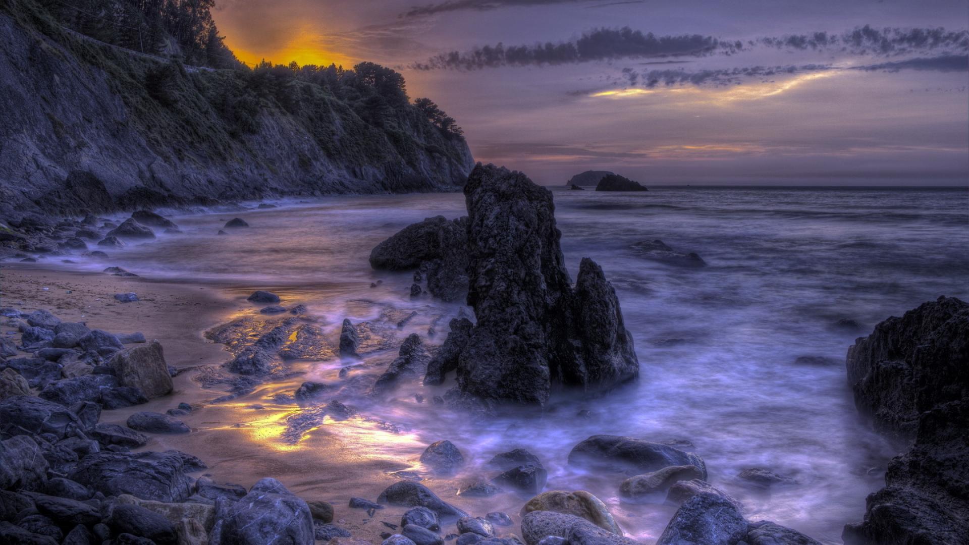 Скалы у берега ночью