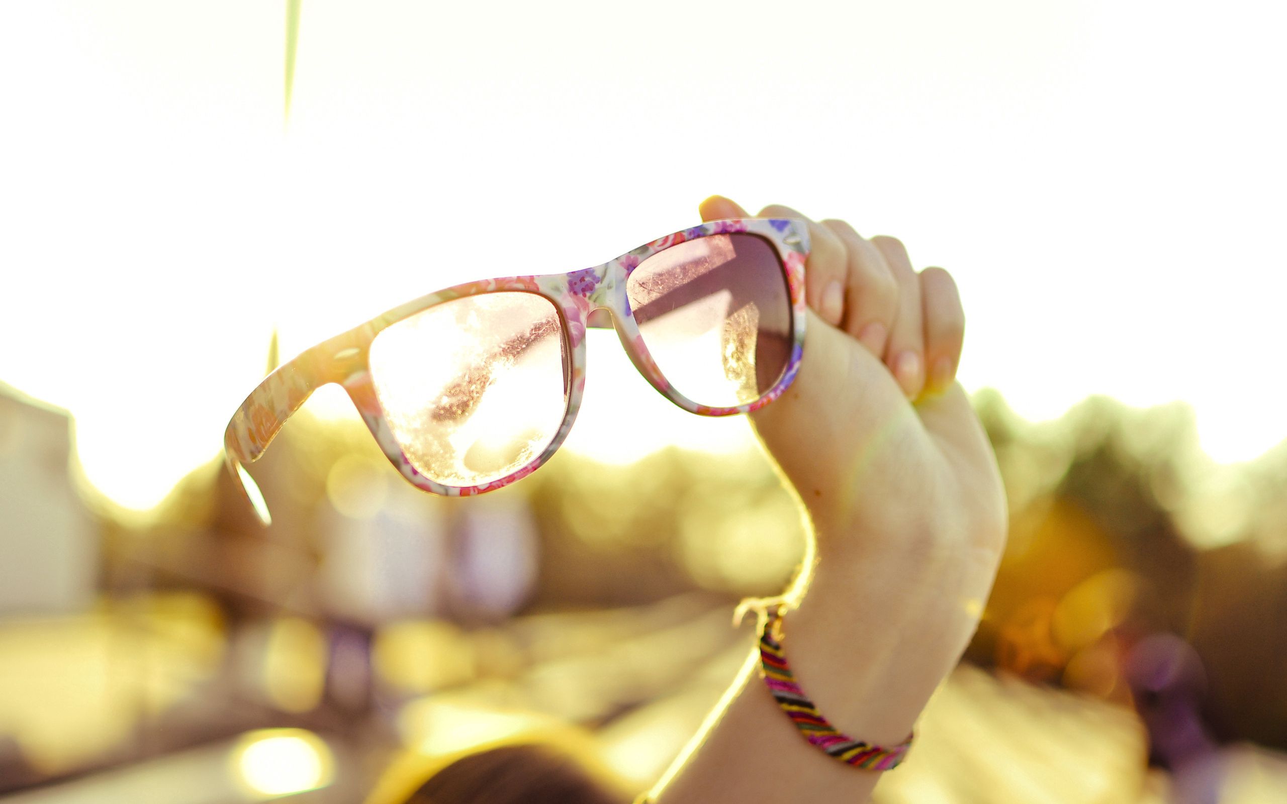 Handy-Wallpaper Brille, Verschiedenes, Sonstige, Sonnenlicht, Hände kostenlos herunterladen.