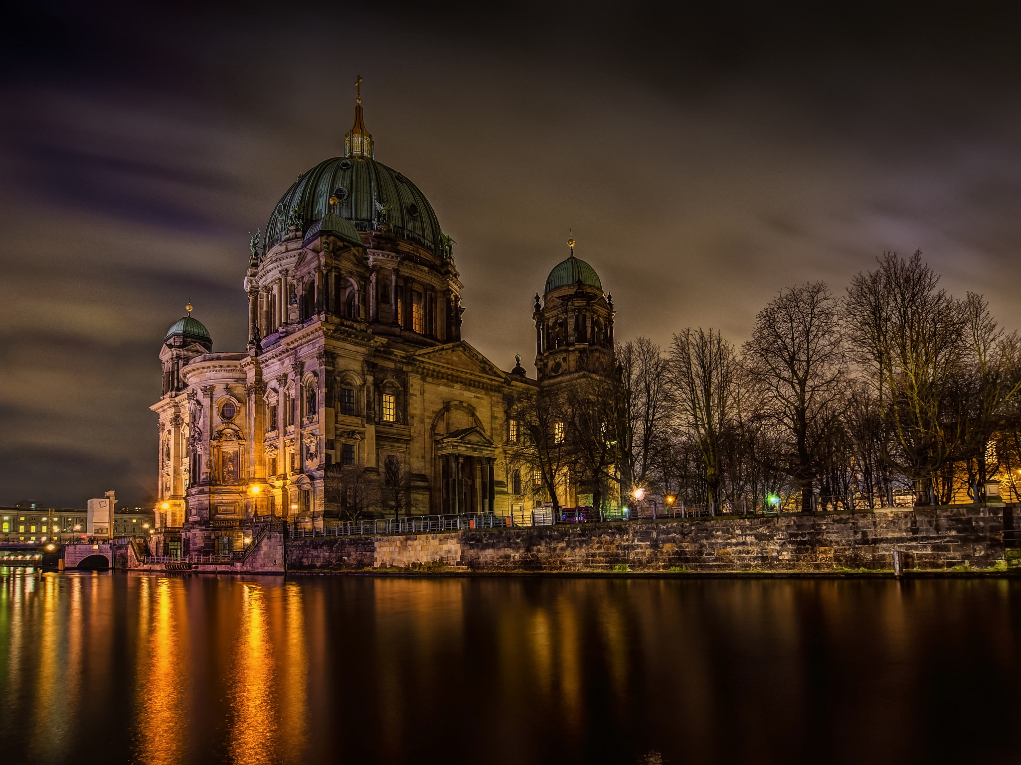 Germany lighting. Берлинский собор на реке Шпрее. Берлинский кафедральный собор. Берлин город Берлинский собор. Берлинский кафедральный собор ночью.