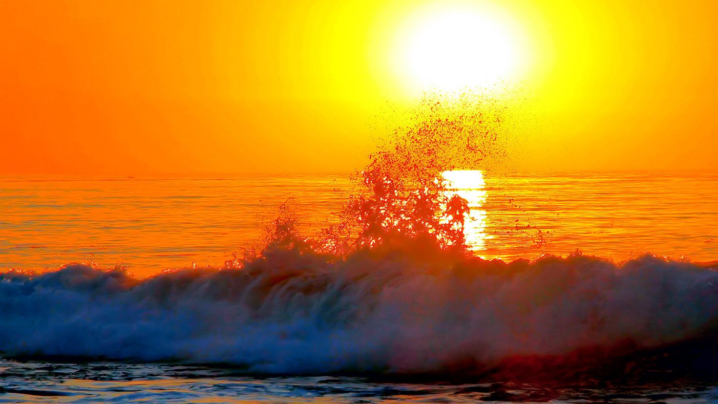 Волны на заре. Отражение солнца в океане. Море закат волны всплески солнце. Брызги солнца. Волна на заре.