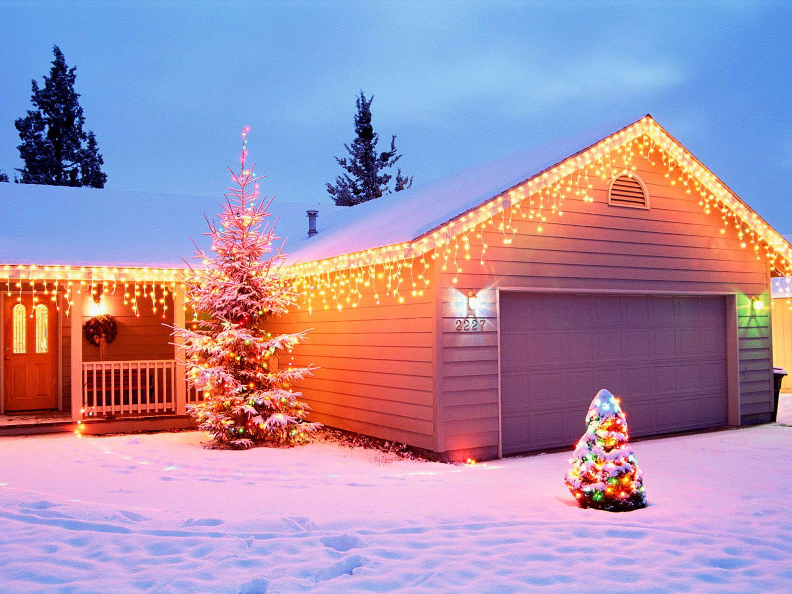 Handy-Wallpaper Schnee, Feiertage, Winter, Landschaft, Häuser, Objekte, Neujahr kostenlos herunterladen.