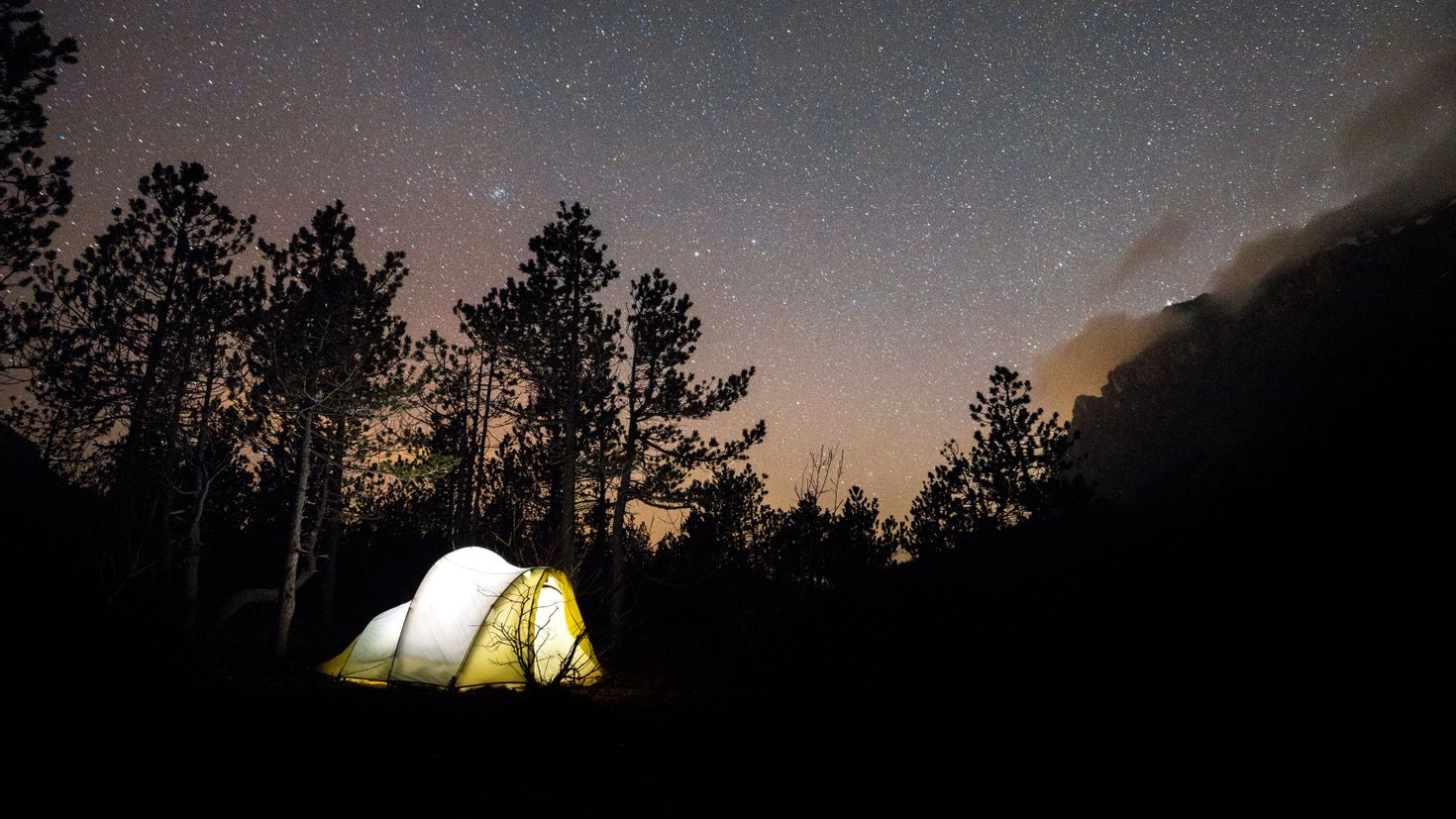 Night camp. Палатка. Палатка в лесу. Палатка ночью. Палатка в лесу ночью.