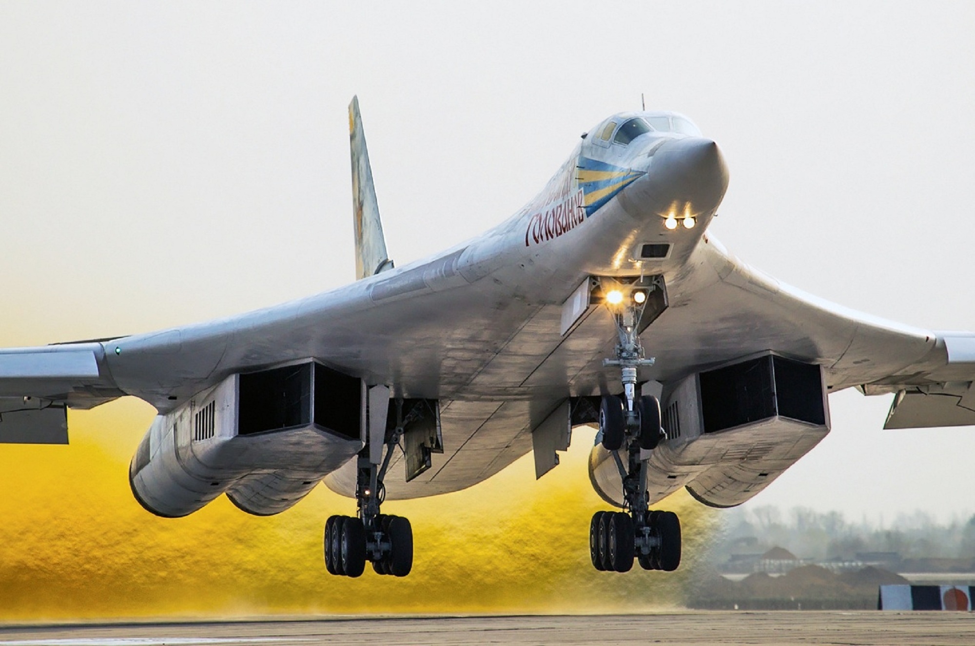 Ту 160м сколько. Бомбардировщик ту-160. Ту-160м2. Туполев ту 160. Ту-160 белый лебедь.