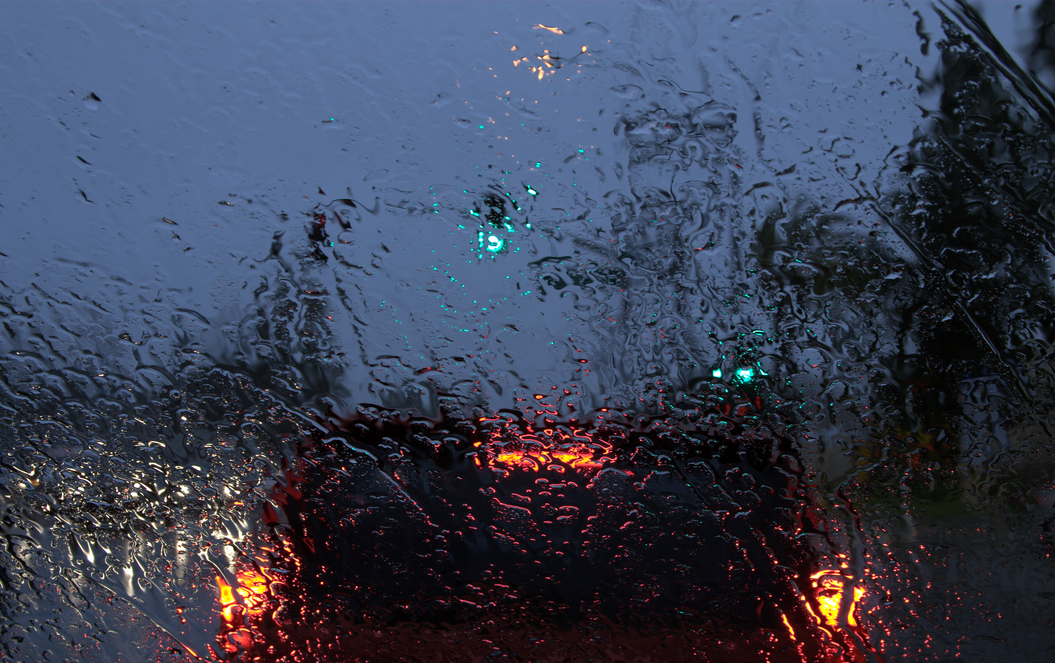 Кипящий дождь. Дождь. Обои дождь. Капли дождя на стекле. Мокрое стекло.