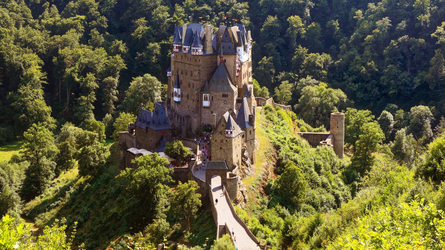 Forest castle. Германия замок замок Эльц. Замок Эльц Бавария. Burg Eltz Германия. Германия Шлос Эльц.