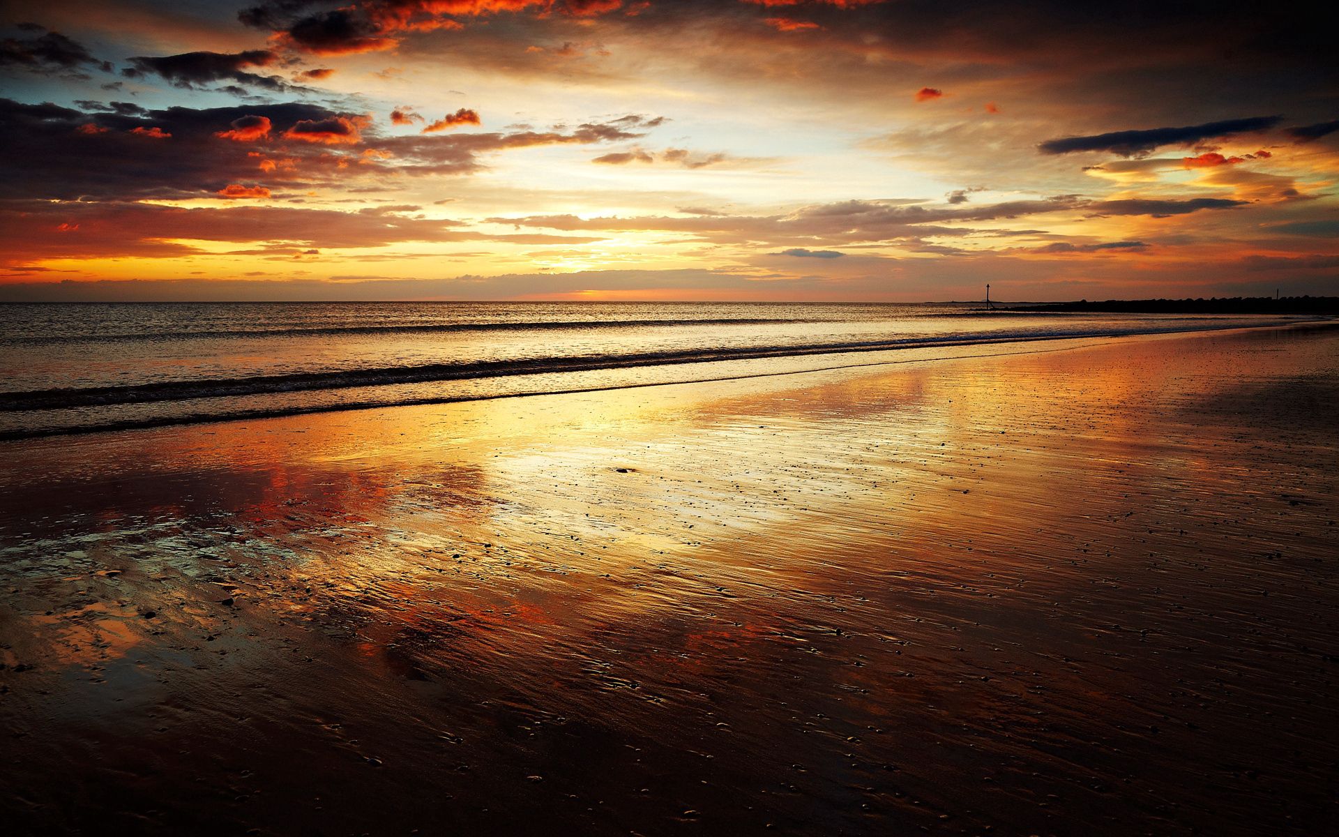 87940 Hintergrundbild herunterladen strand, horizont, natur, sunset, sea, waves, sand, orange, ufer, bank, nass, abend, romantik, getreide, körner, ruhe, flüstern - Bildschirmschoner und Bilder kostenlos