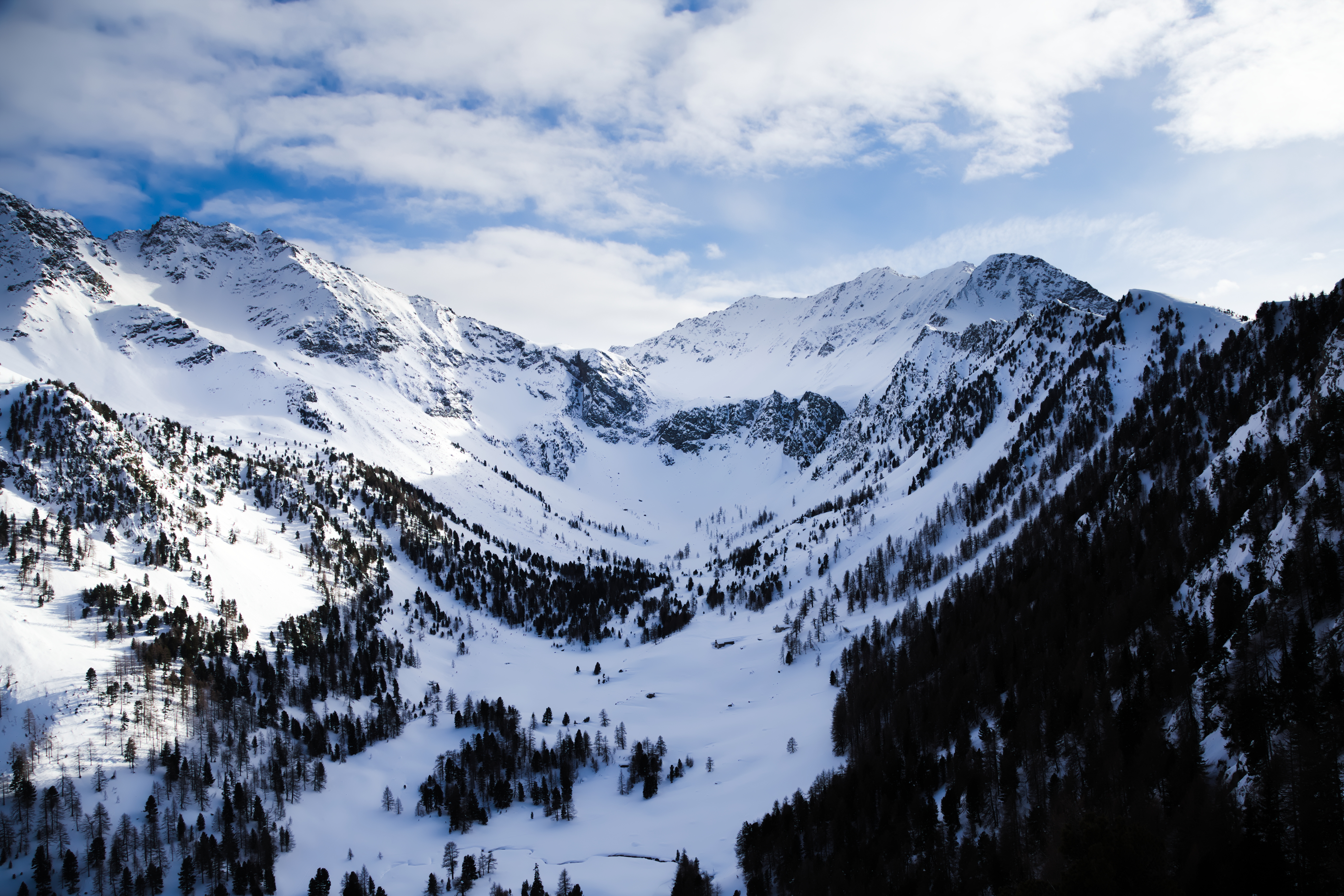 Handy-Wallpaper Schneebedeckt, Snowbound, Alpen, Natur, Mountains, Clouds, Schnee kostenlos herunterladen.