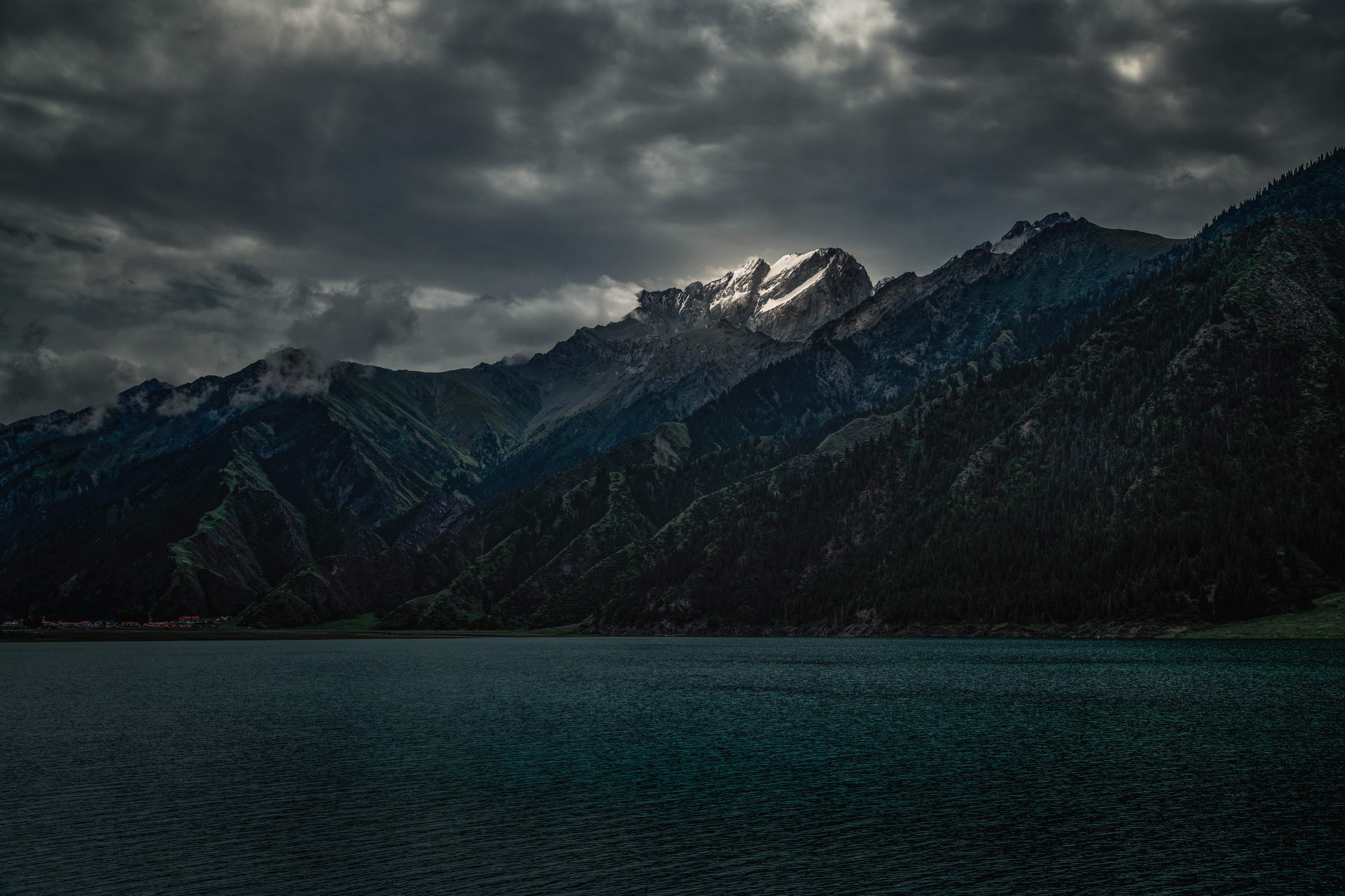 Фотографии размером 1024 2048 пикселей сохранили. Озеро Рица. Темные горы. Природа горы темные.