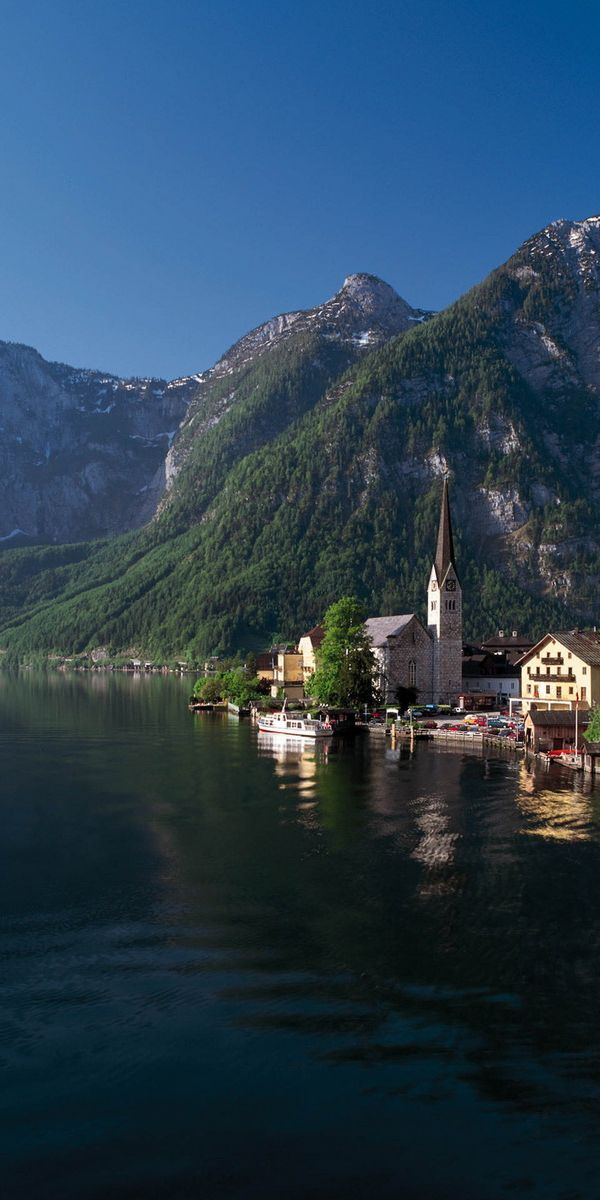 Городок на озерах. Озеро Хальштатт Австрия размер. Hallstatt Austria спа. Зельпмзе Австрия горы озеро. Гальштат Австрия водопад.