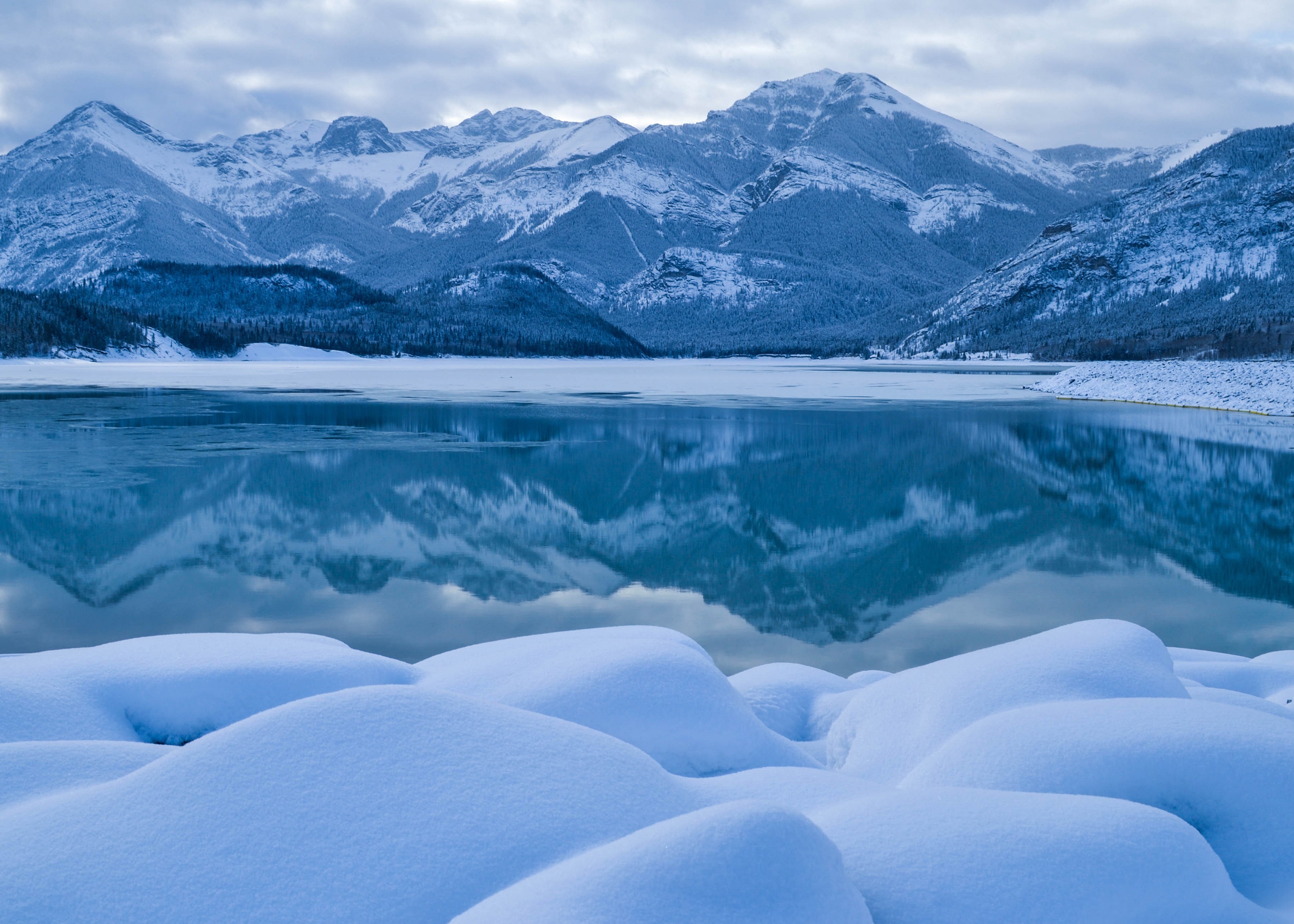 горное озеро зимой
