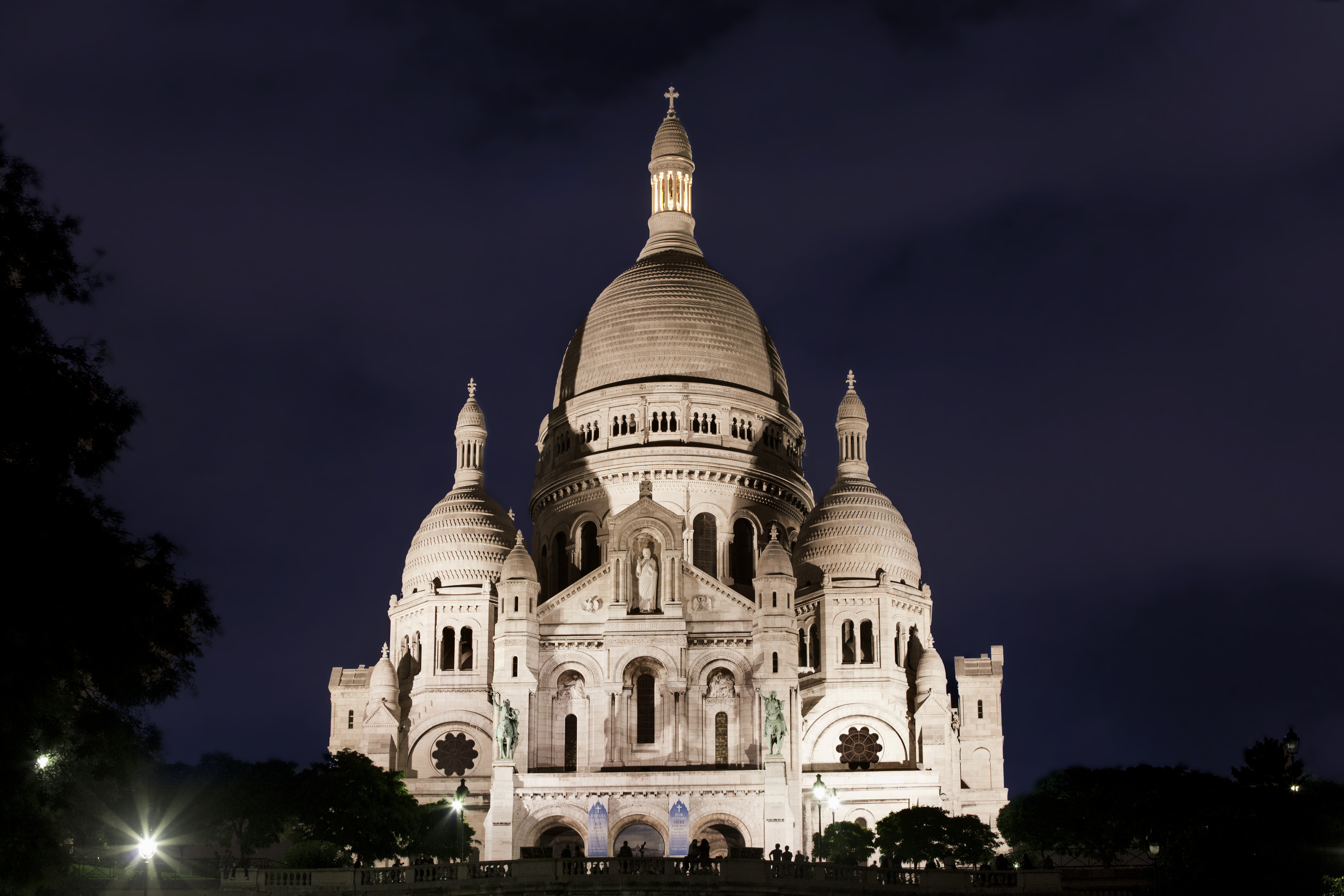 Baixar papel de parede para celular de Noite, Paris, França, Monumento, Basílica, Religioso, Sacré Coeur gratuito.