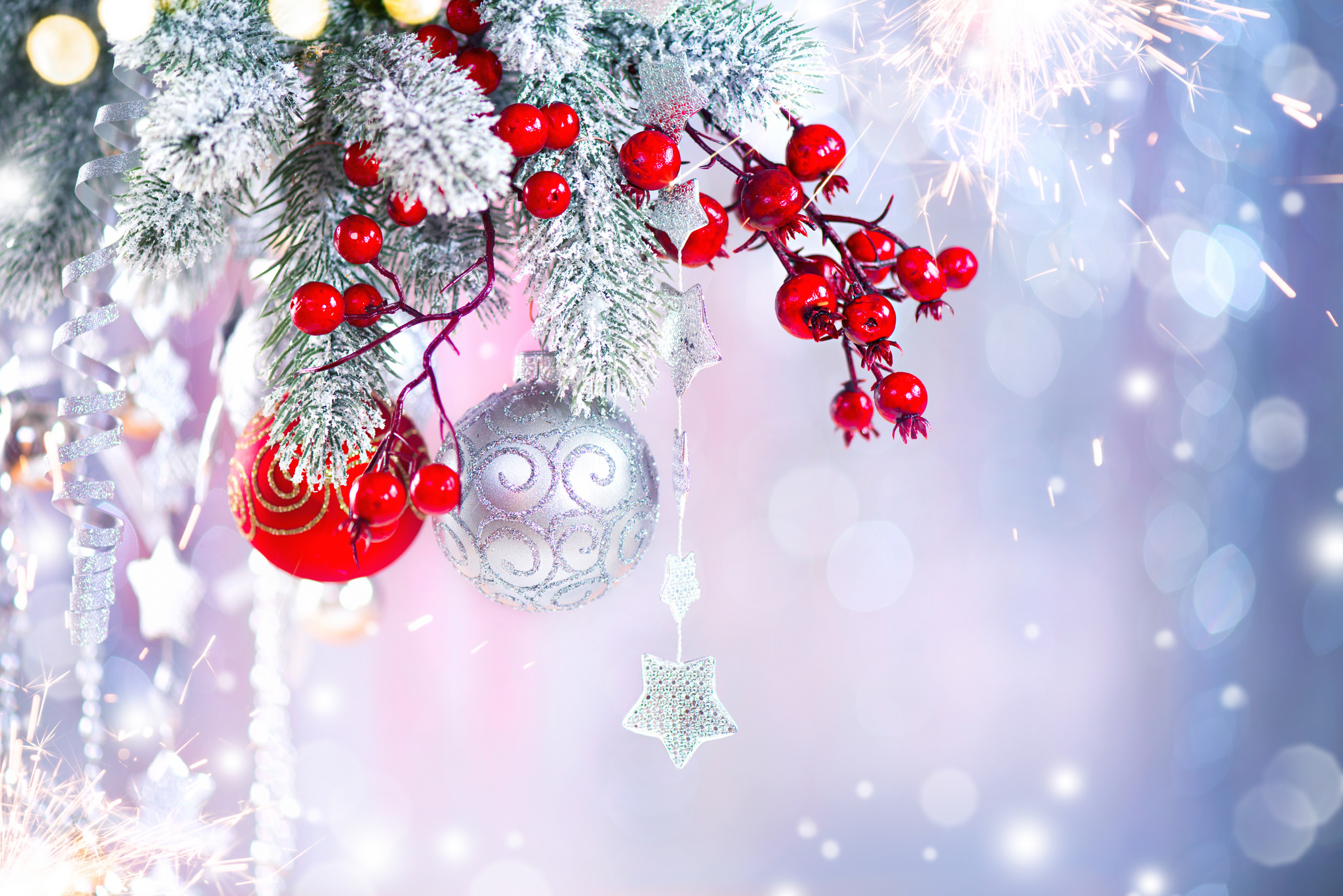 803760 Bild herunterladen feiertage, weihnachten, frucht, weihnachtsschmuck, dekoration, rot, schleife, silber - Hintergrundbilder und Bildschirmschoner kostenlos