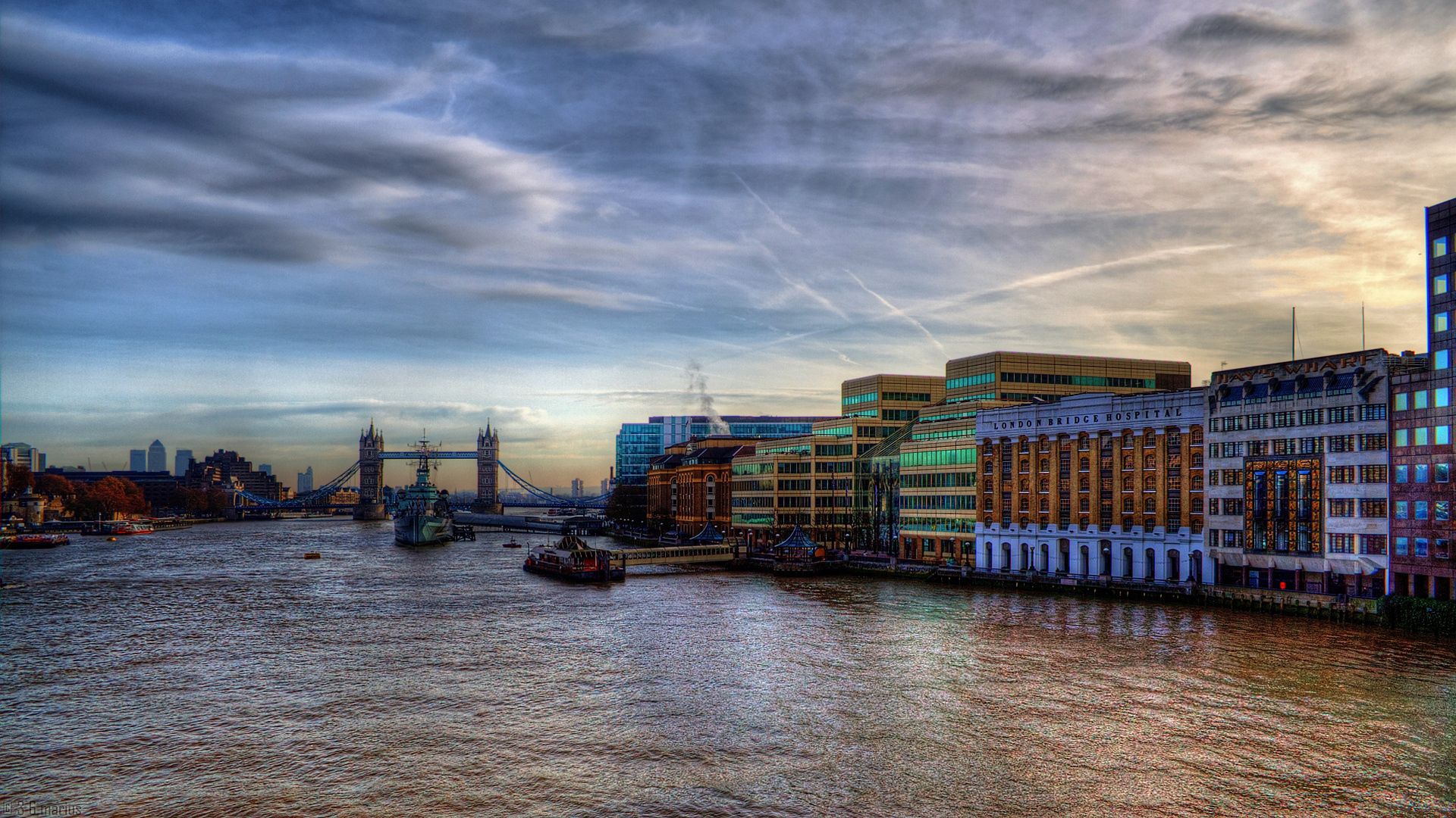 Скачать картинку Темза, Здания, Вечер, Города, Лондон, Корабли в телефон бесплатно.