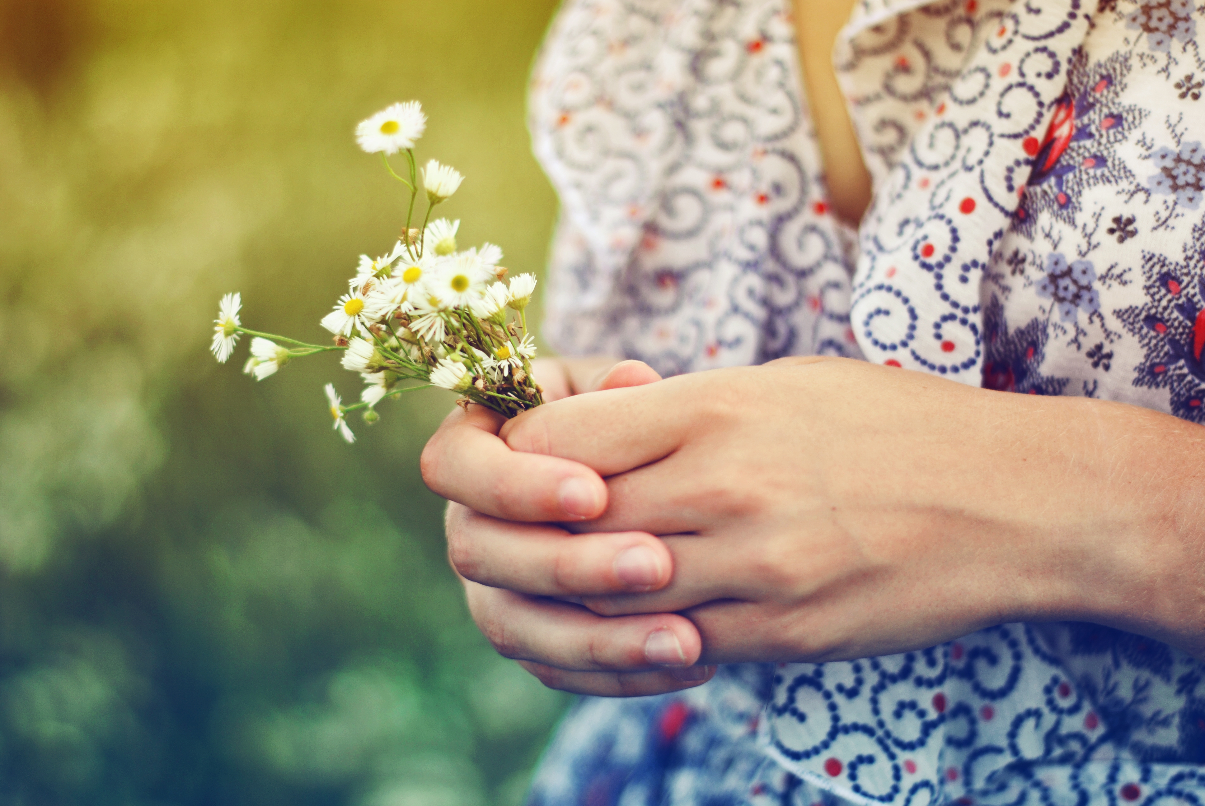 Download mobile wallpaper Miscellaneous, Bouquet, Miscellanea, Flowers, Hands, Girl for free.