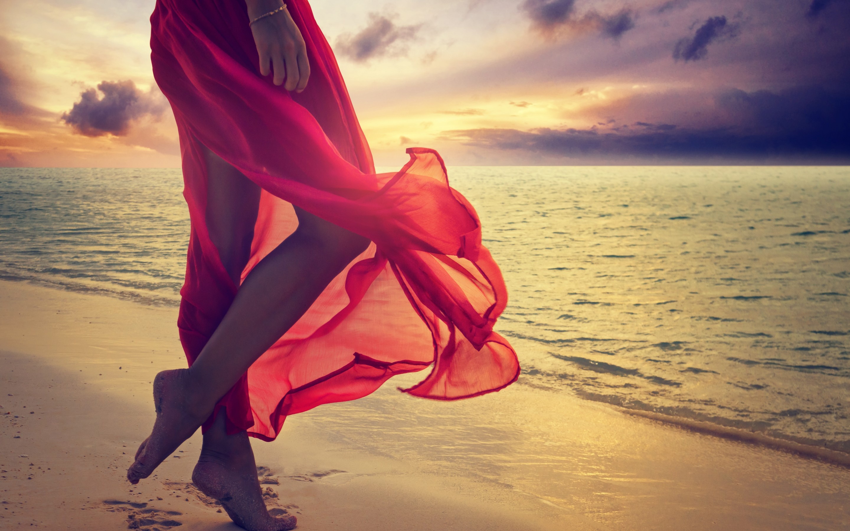 Девушка на пляже на закате