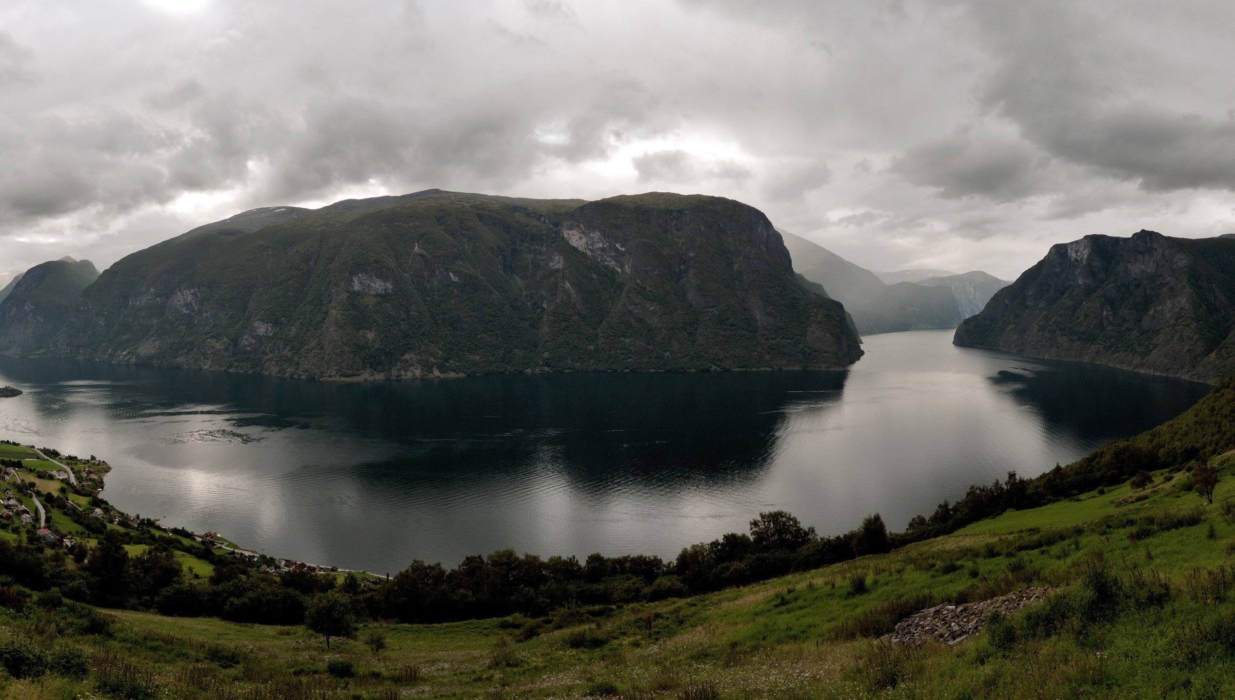Laden Sie das Norwegen, Aurlandfjord, Eurnmann, Grass, Flüsse, Natur, Mountains-Bild kostenlos auf Ihren PC-Desktop herunter