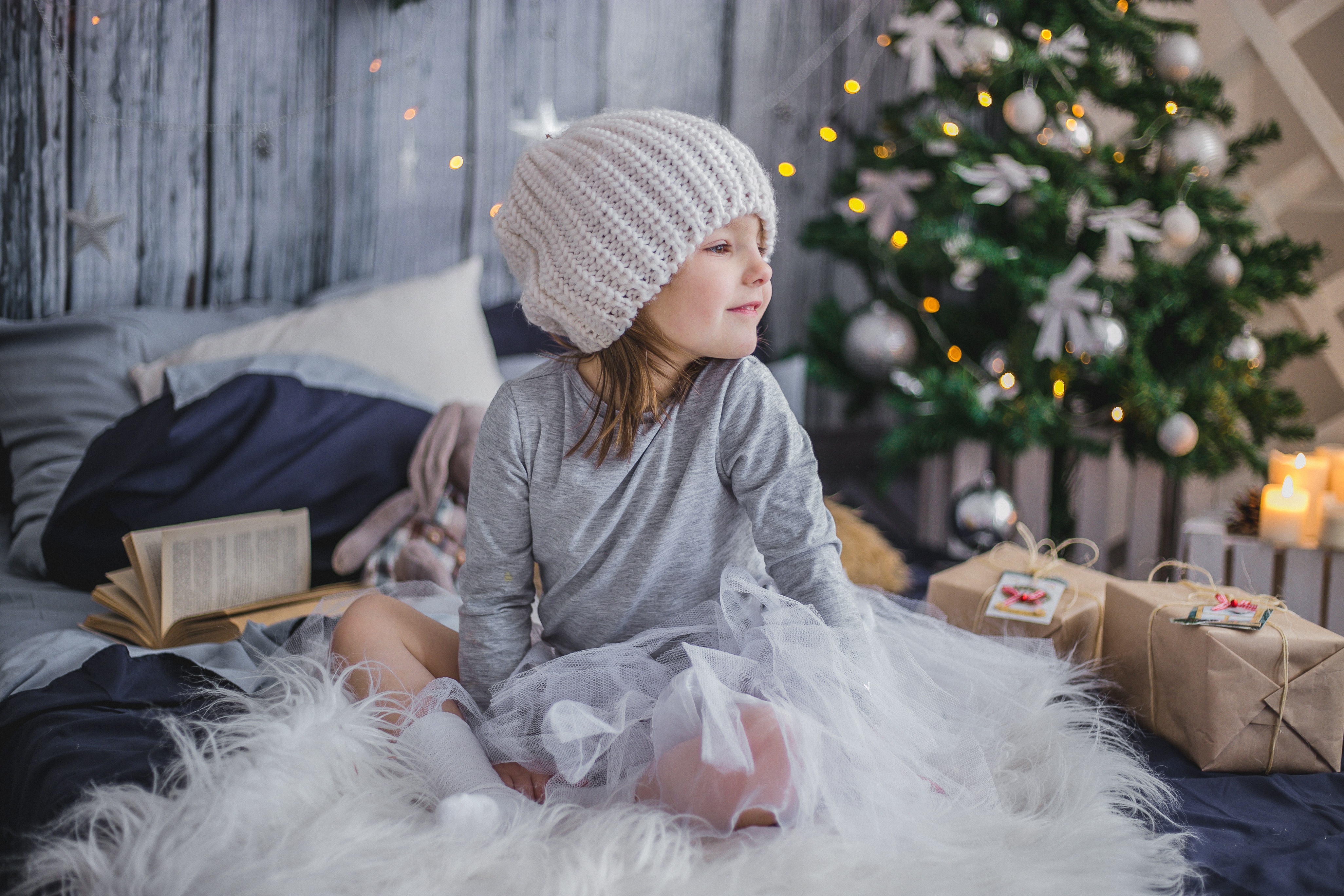 Téléchargez des papiers peints mobile Noël, Cadeau, Enfant, Sapin De Noël, Livre, Chapeau, Photographie gratuitement.