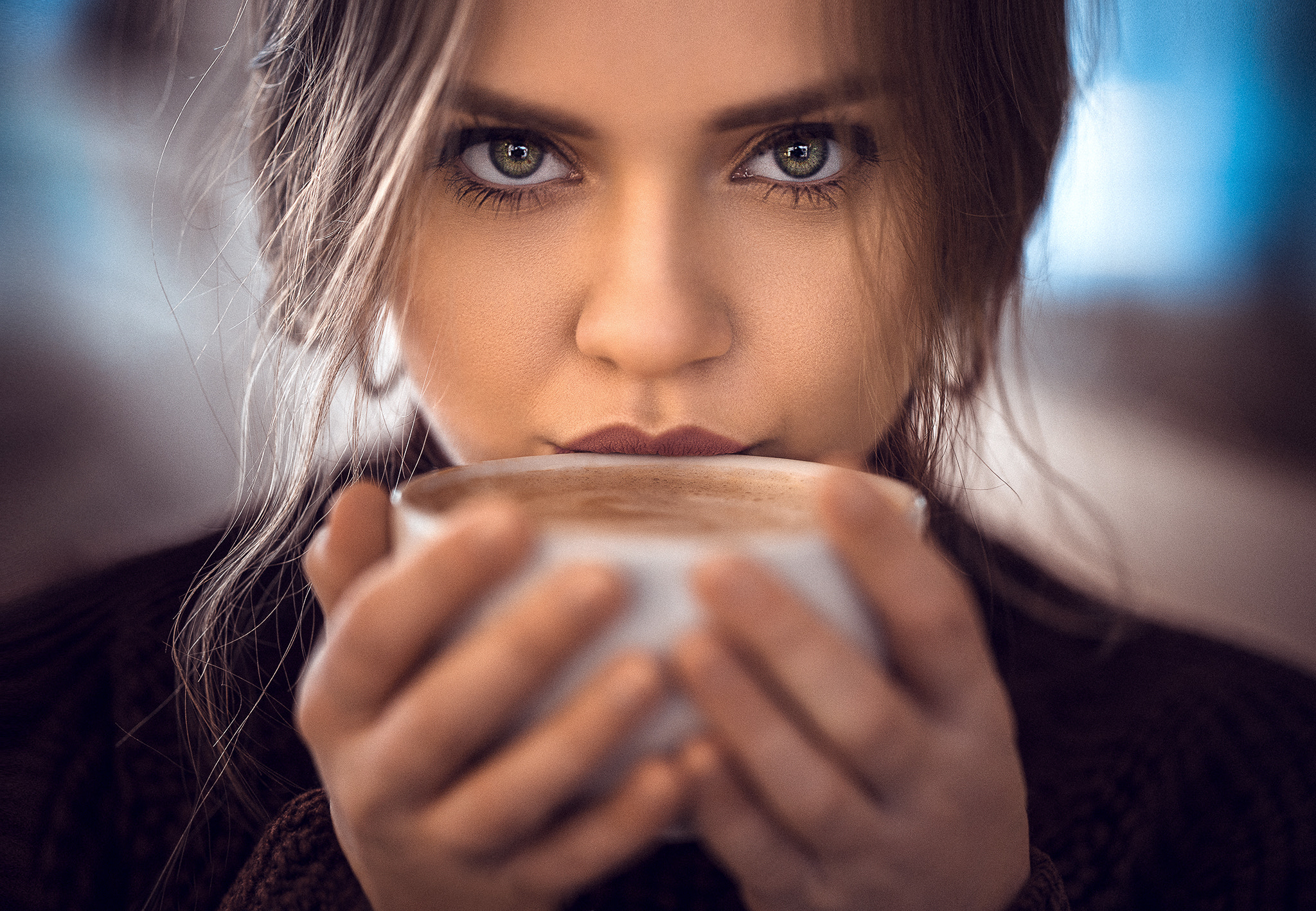Красивые девушки пораньше. Девушка с кофе. Взгляд девушки. Девушка пьет кофе.