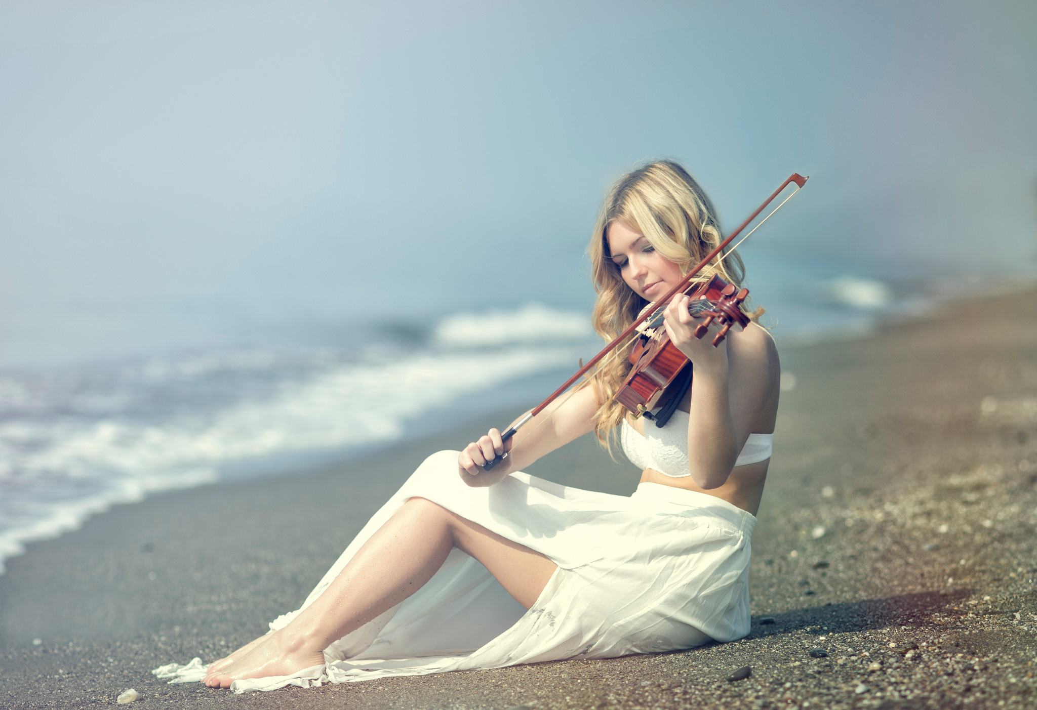 Лучшая современная инструментальная музыка слушать. Девушки со скрипкой. Девушка скрипачка. Скрипка и море. Девушка со скрипкой на берегу моря.