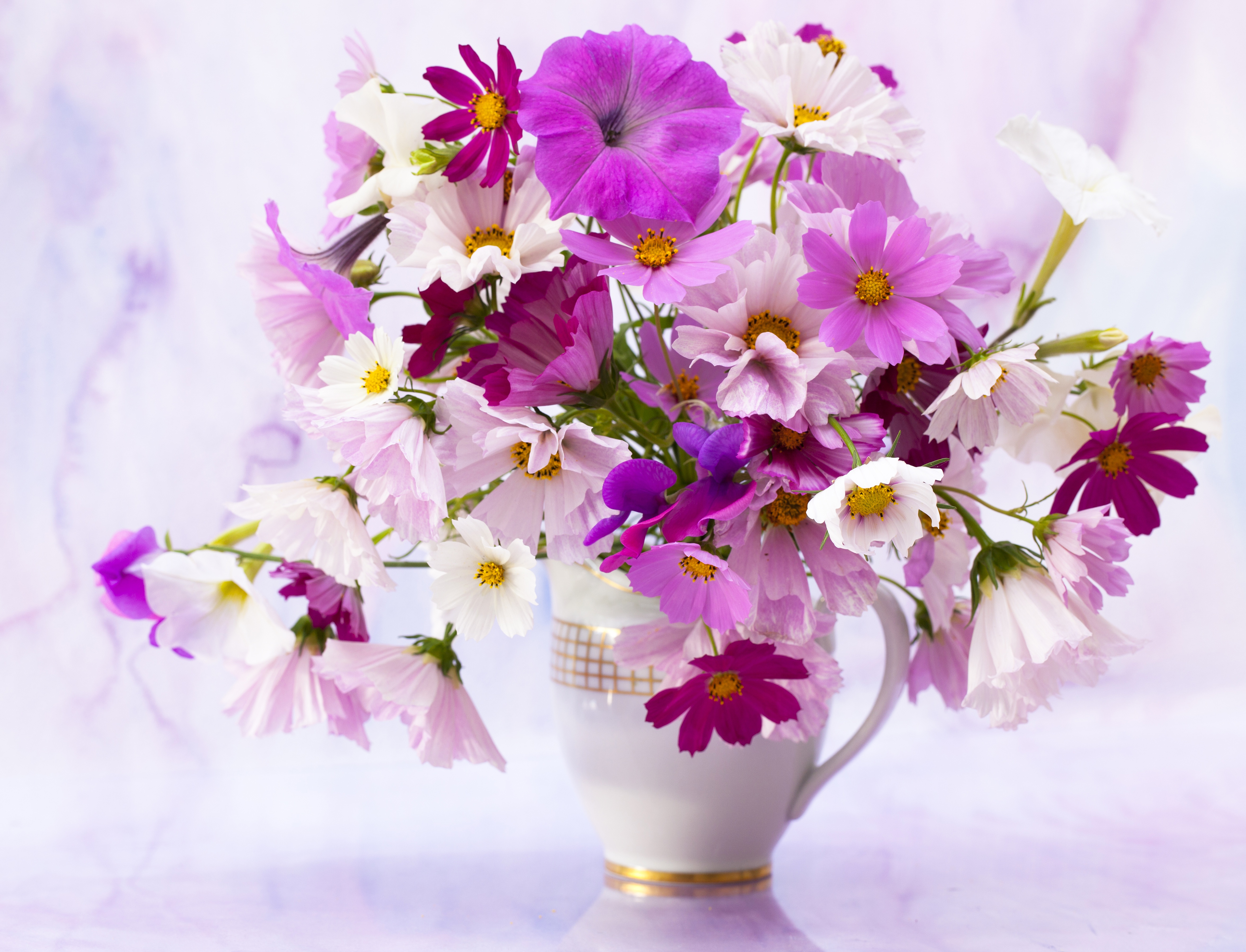 Яркие цветы в вазе