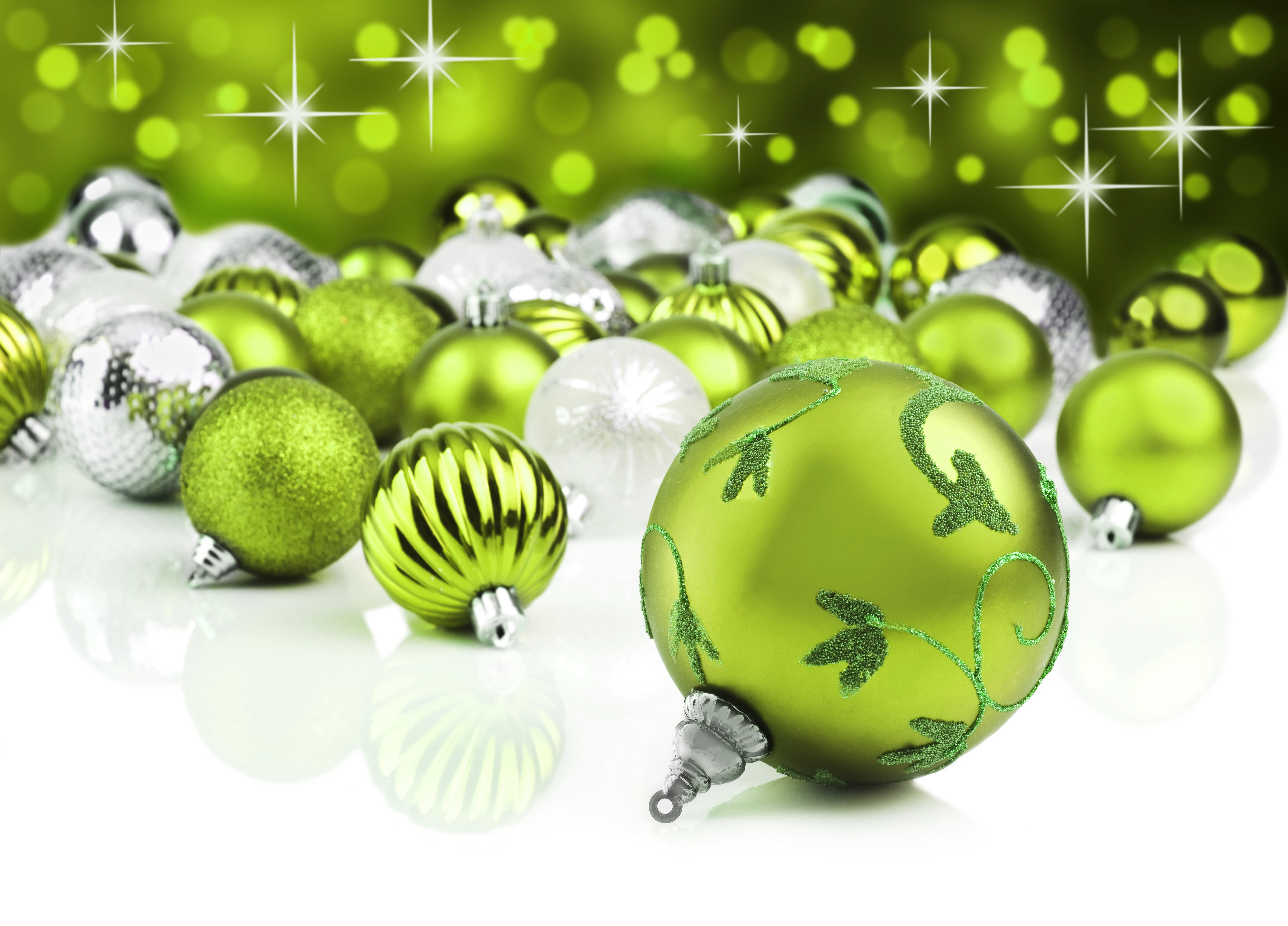 731378 descargar fondo de pantalla día festivo, navidad, bola, adornos de navidad, decoración, verde: protectores de pantalla e imágenes gratis
