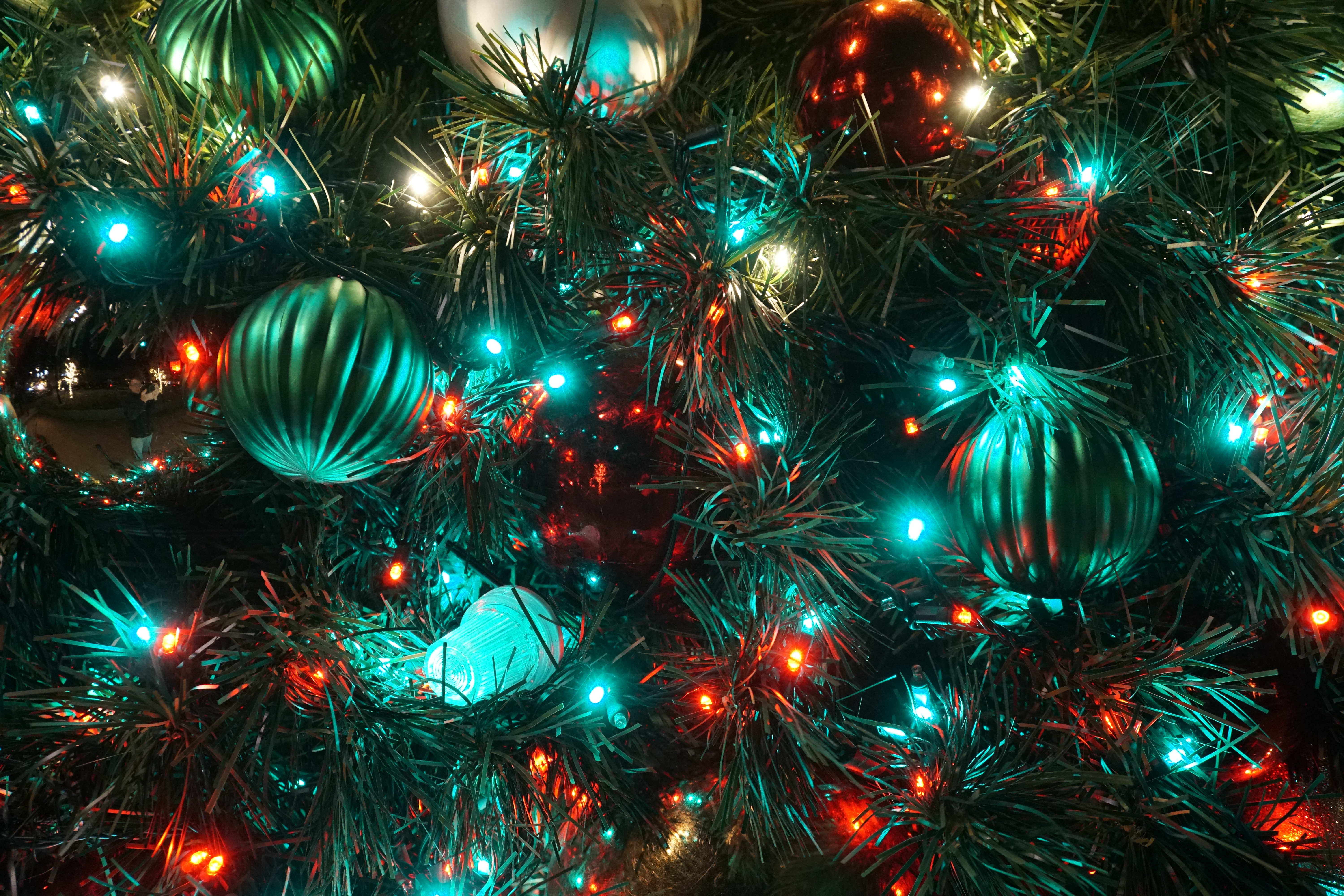 Téléchargez gratuitement l'image Décorations De Noël, Fêtes, Sapin De Noël, Guirlande, Lumière, Jouets D’Arbre De Noël, Arbre De Noël, Nouvel An, Briller, Noël sur le bureau de votre PC
