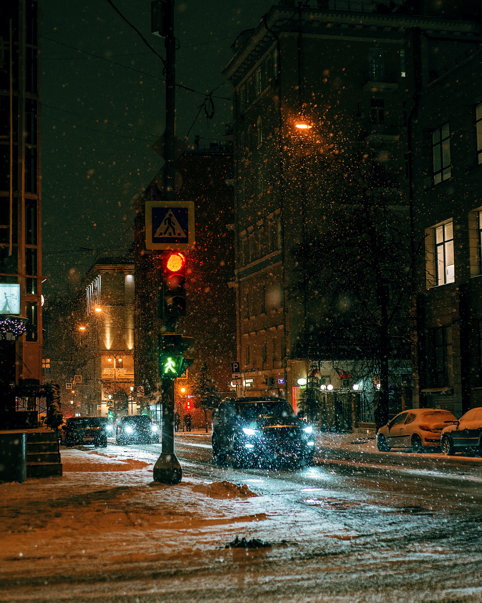 Скачать картинку Город, Ночь, Города, Улица, Снег, Машины в телефон бесплатно.