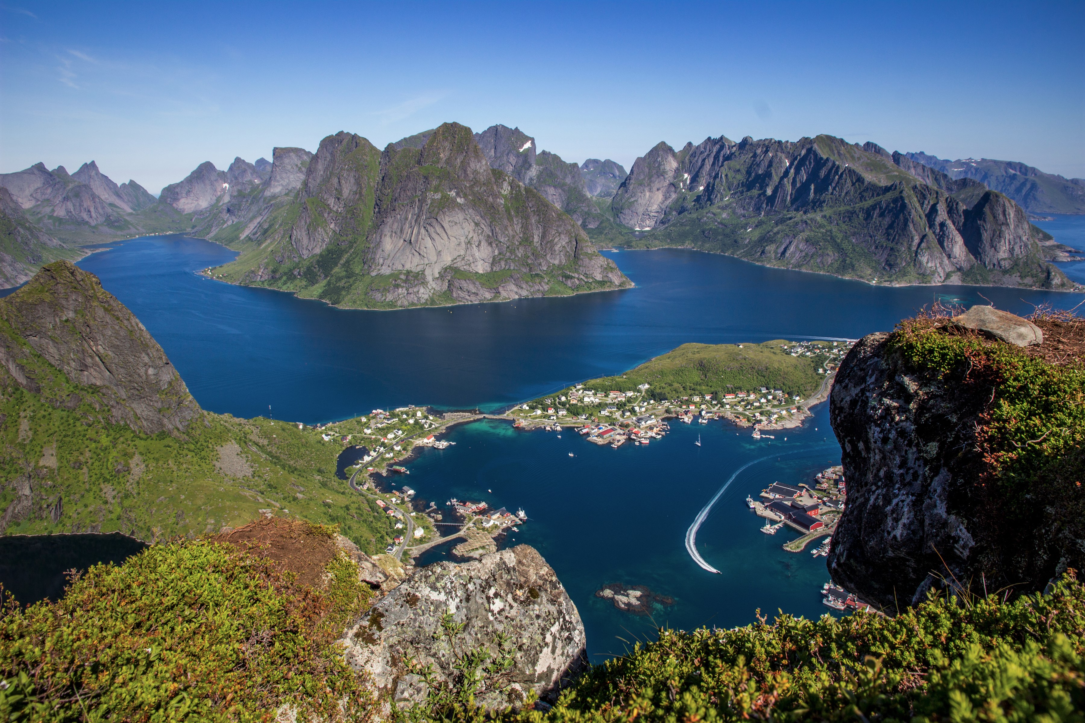 879002 скачать обои озеро, фотографии, лофотенские острова, гора, норвегия, рейне - заставки и картинки бесплатно