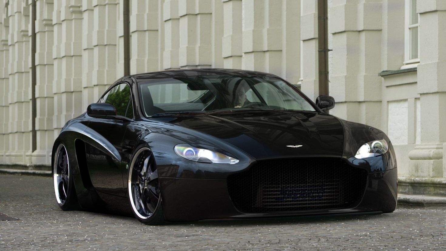 aston martin машина