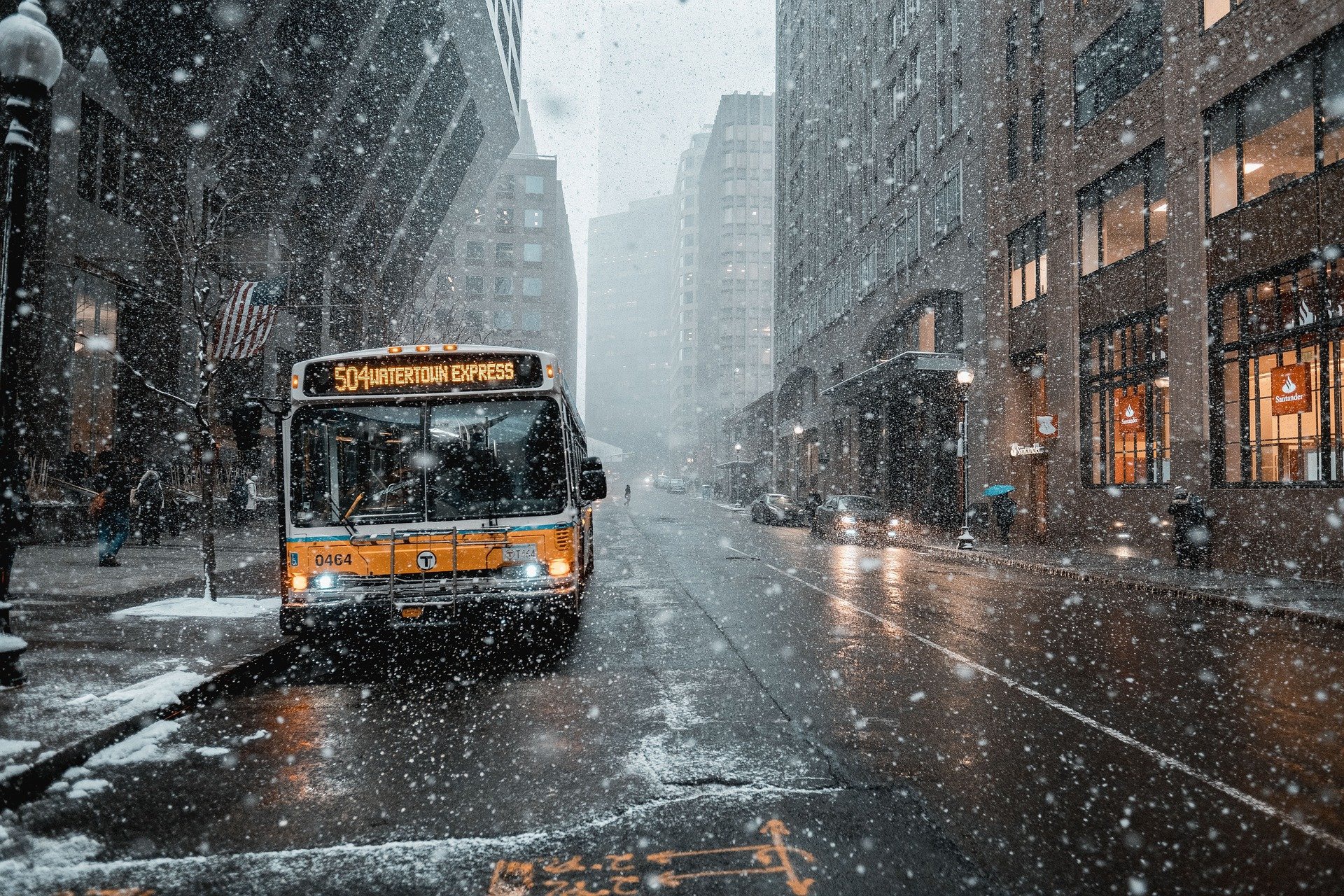 Автобус зимой в городе
