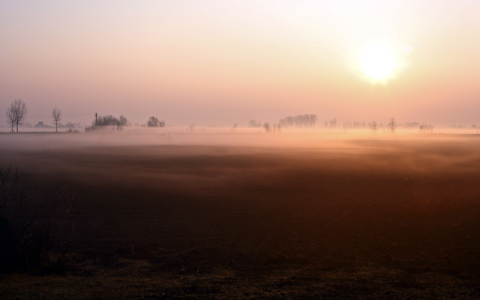 Земле туман. Туманное утро aesthetic. Поле дом туман. Aesthetic Landscape поле. Рим Хасанов утренний туман.