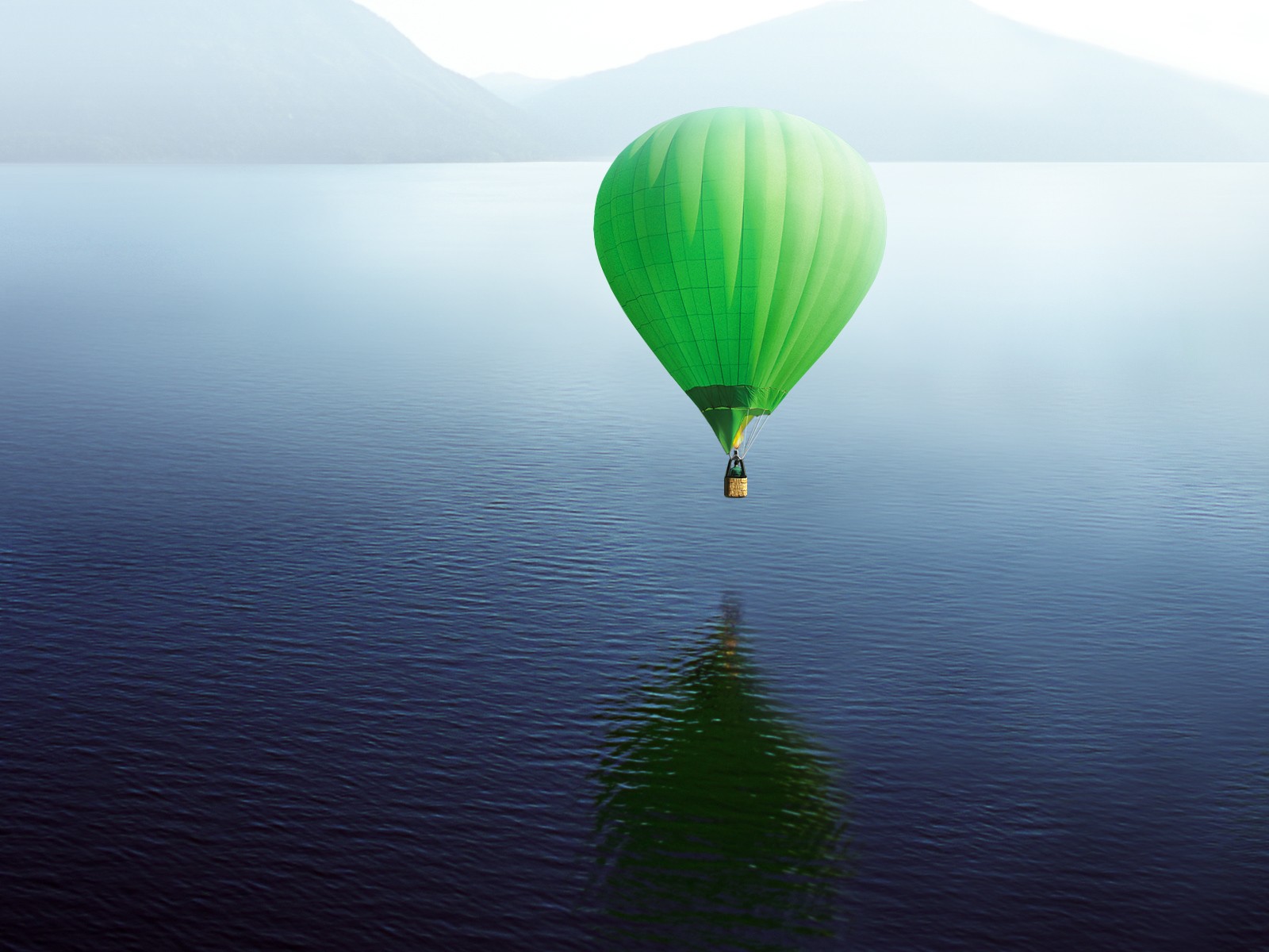 Воздушный шар над водой