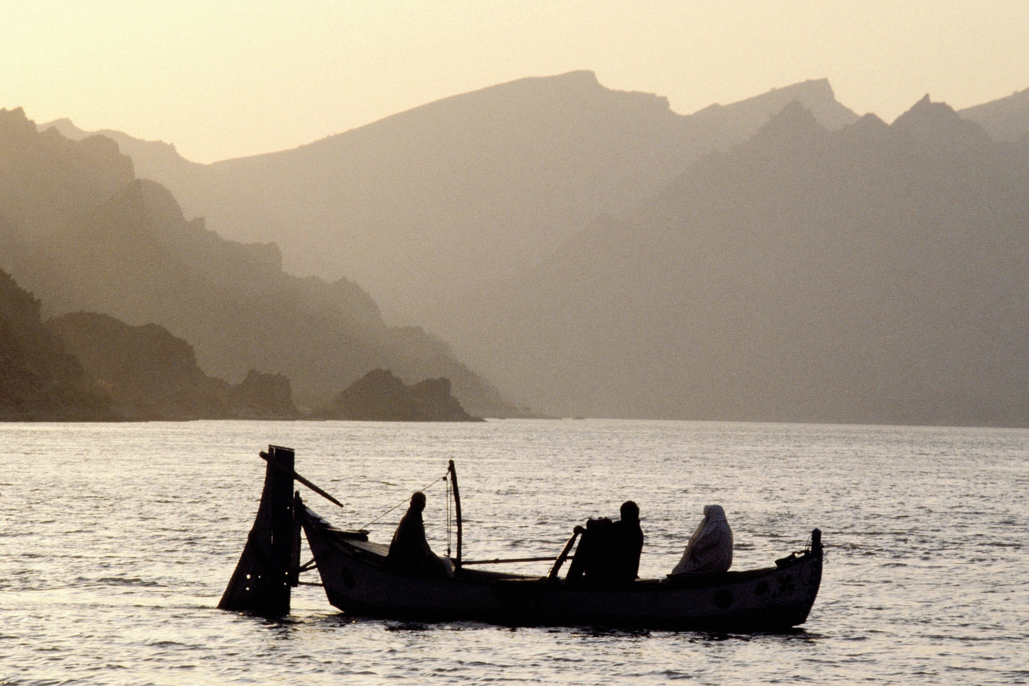 Handy-Wallpaper Natur, Wasser, Mountains, See, Nebel, Ein Boot, Boot, Asien, Menschen kostenlos herunterladen.
