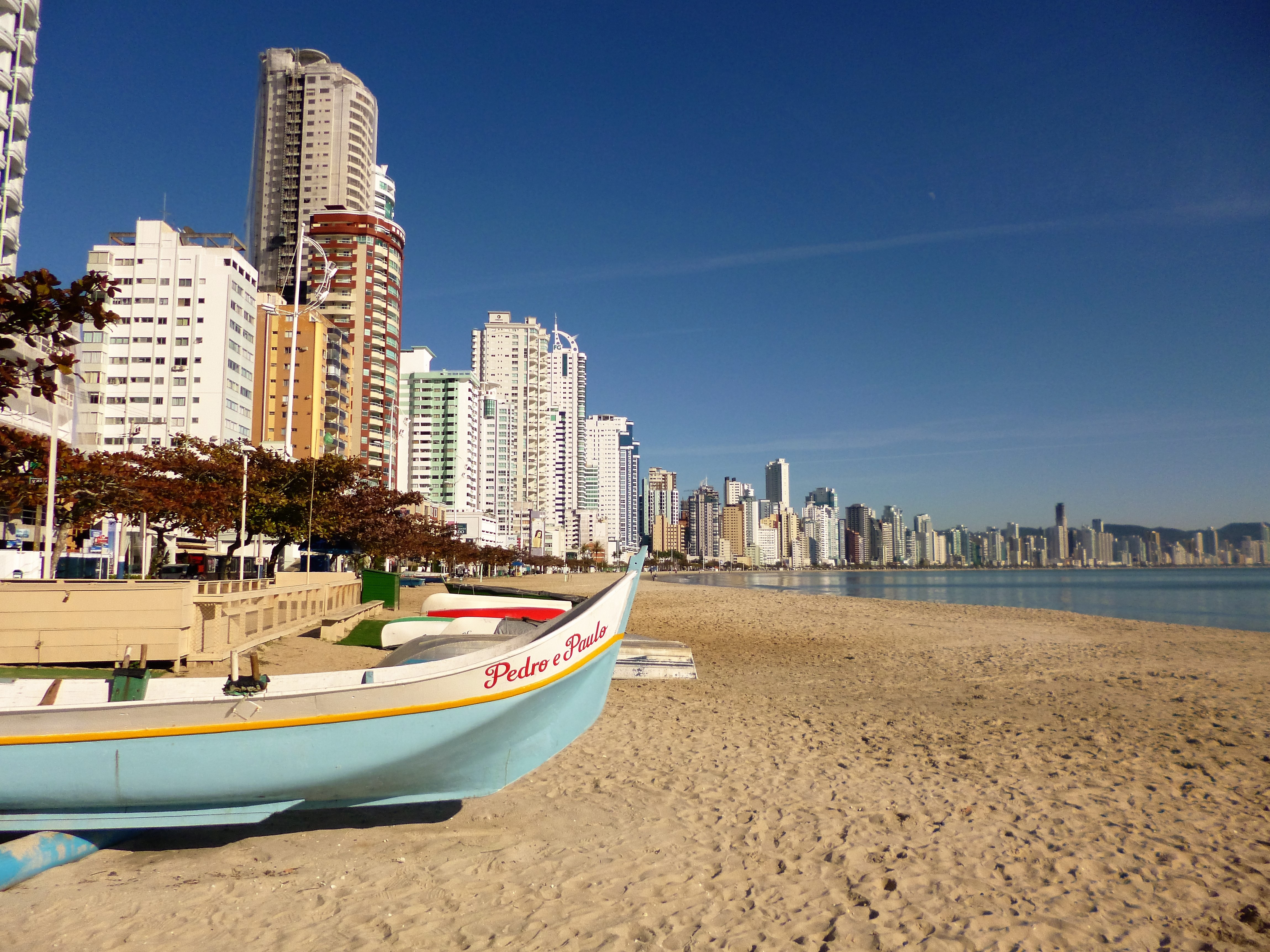 Laden Sie das Natur, Sand, Gebäude, Kanu, Resort, Strand-Bild kostenlos auf Ihren PC-Desktop herunter