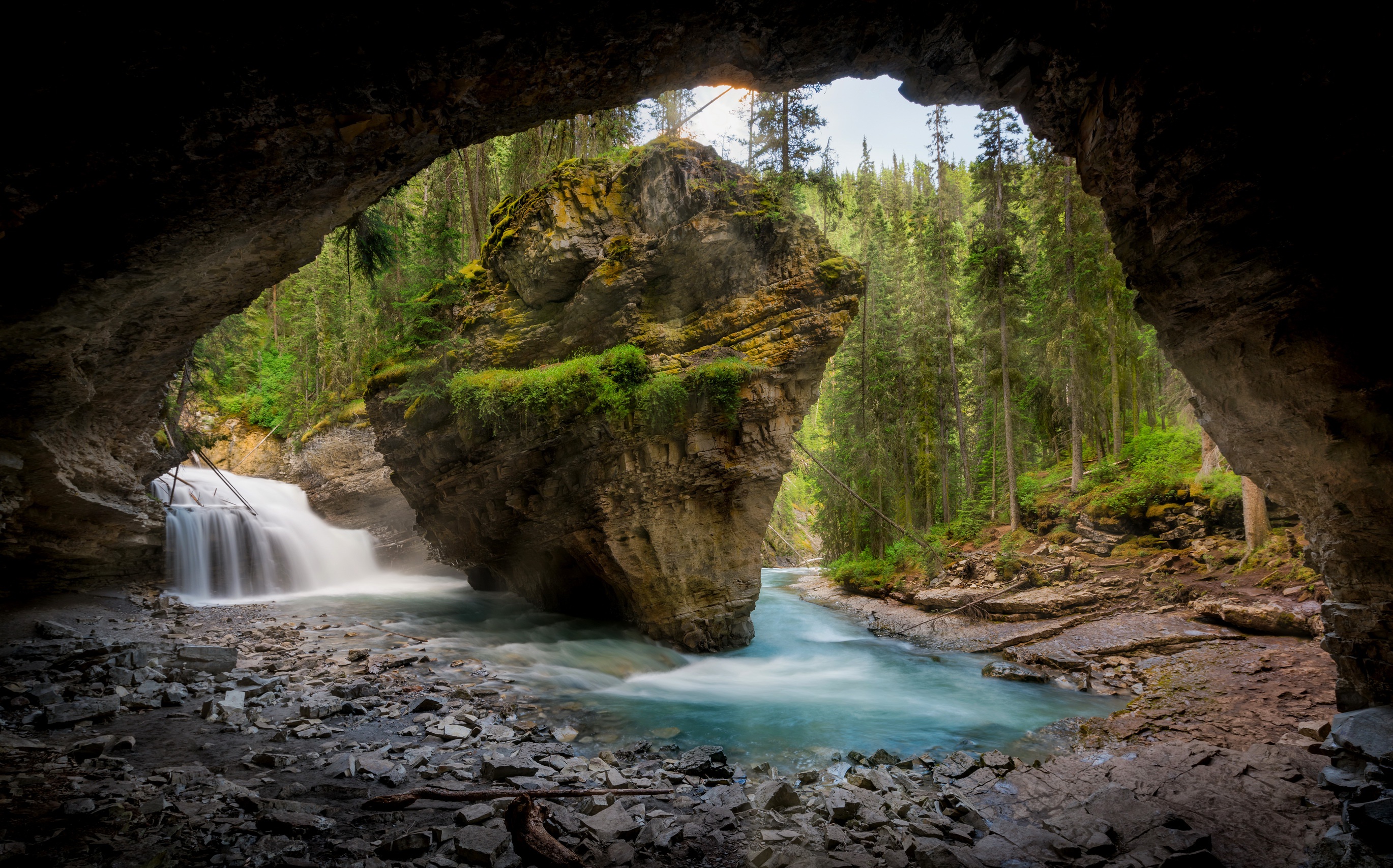 Грот с водопадом в пещере