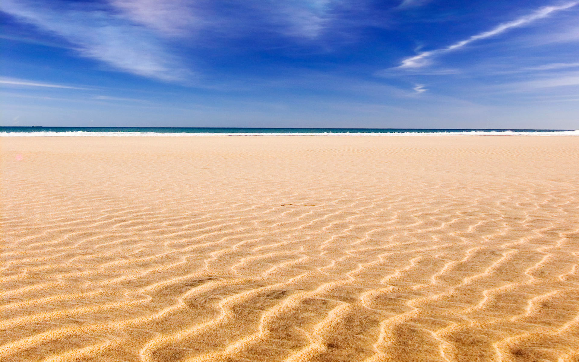 песчаный берег на море