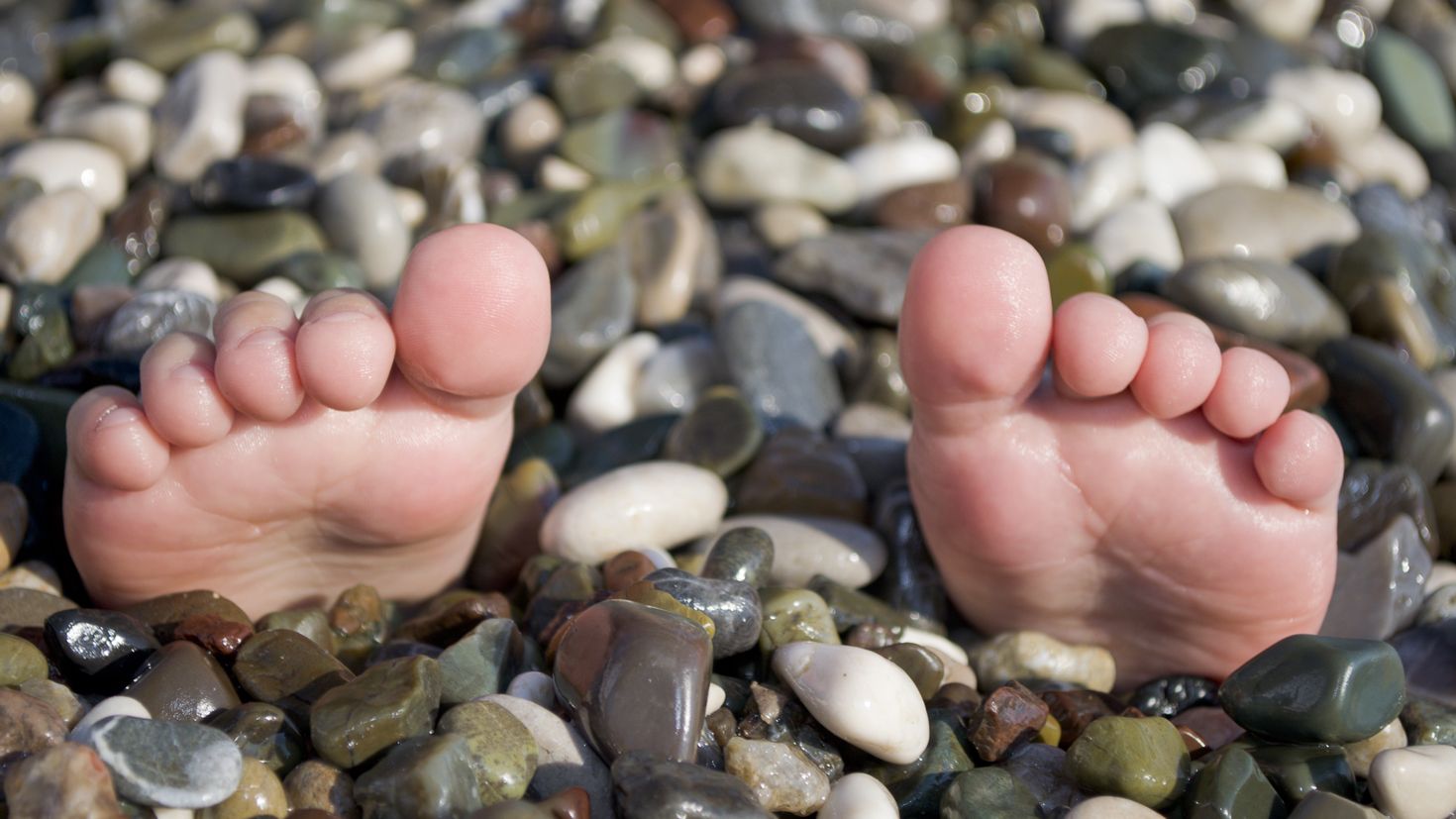 Прикольные картинки на море. Море камушки. Пляж галька. Пляж мелкая галька. Ноги на пляже галька.
