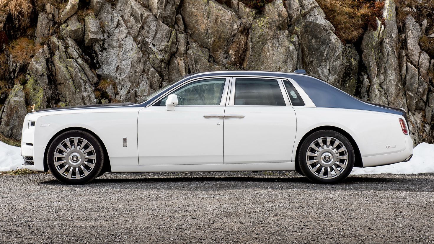 Белый роллс. Rolls Royce Phantom. Роллс Ройс Фантом 8. Роллс Ройс Фантом белый. Rolls Royce Phantom белый.