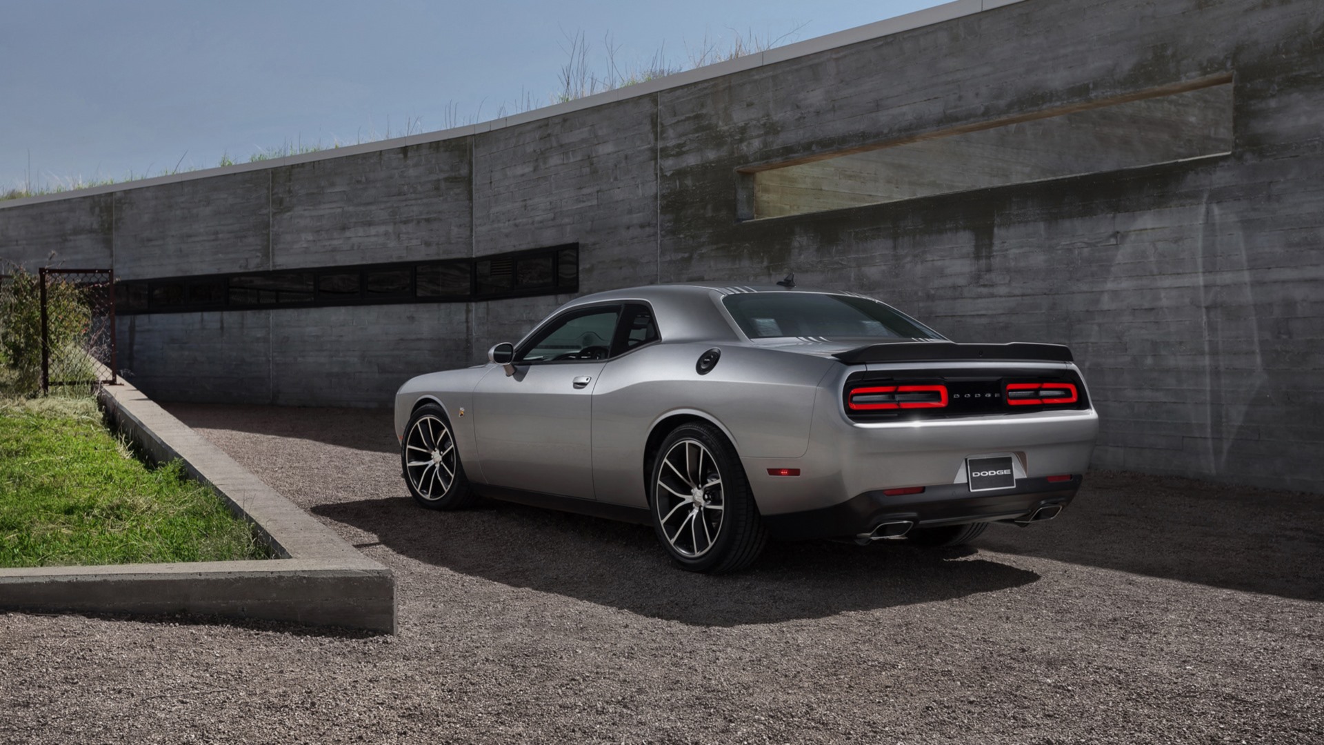 Dodge Challenger Hellcat серый