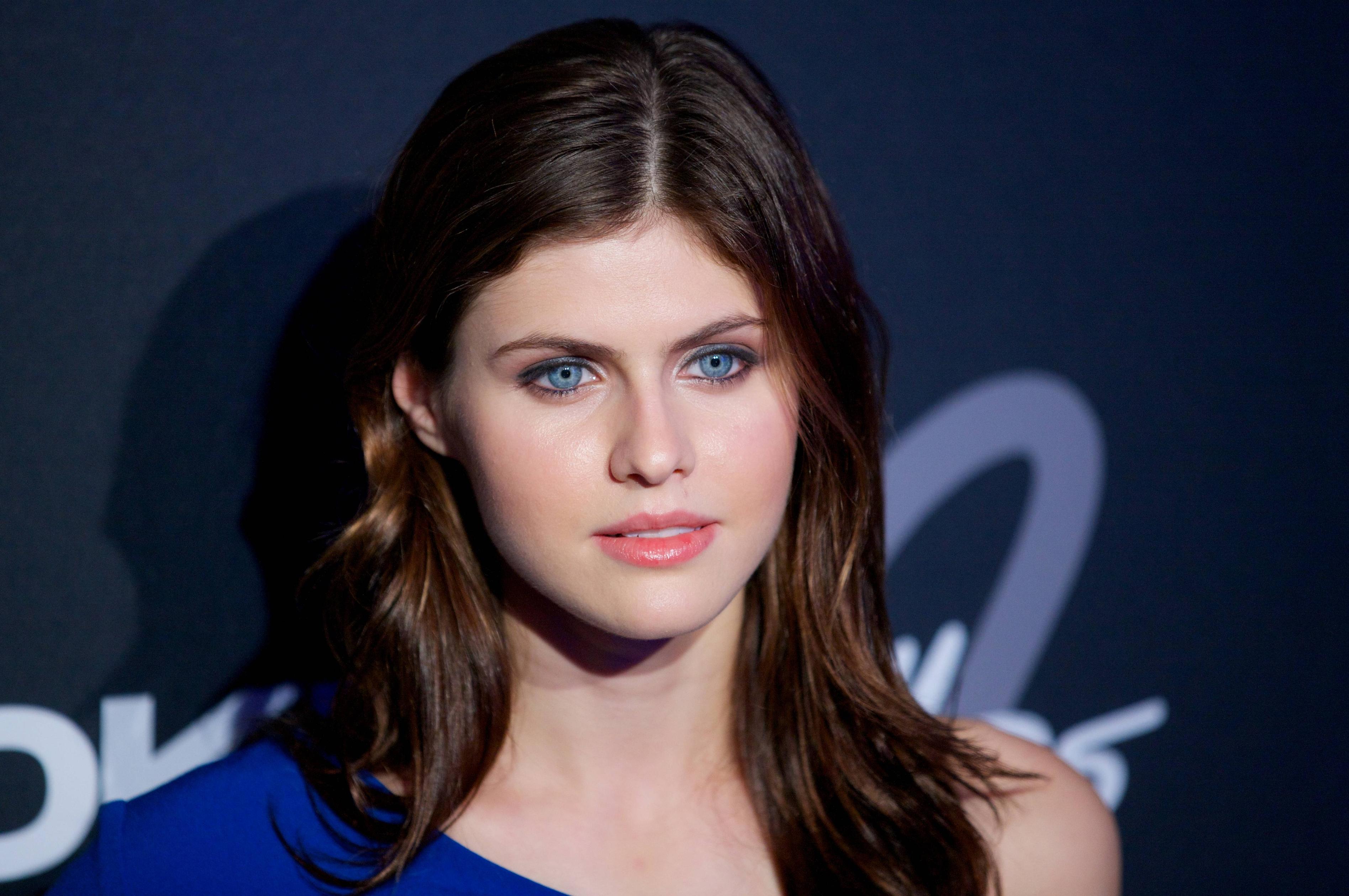 Download mobile wallpaper Face, Brunette, Blue Eyes, American, Celebrity, Actress, Alexandra Daddario for free.