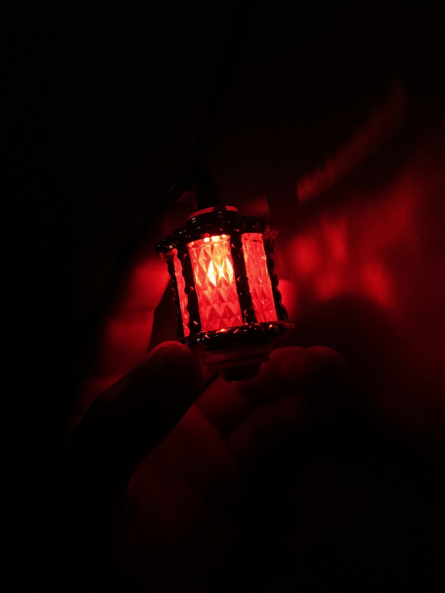 dark, shine, hands, light, lamp, lantern High Definition image