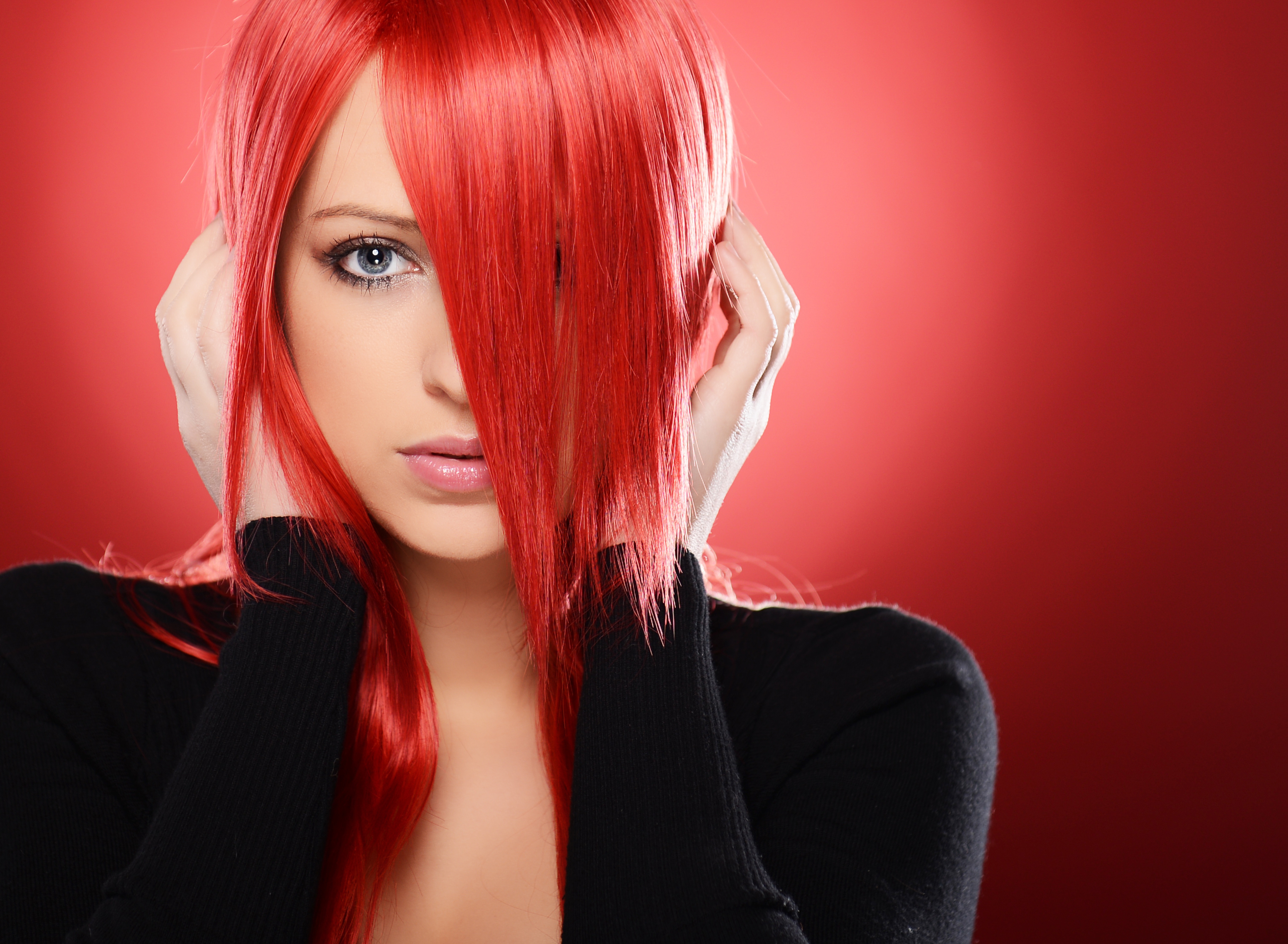 Красные стоки. Скарлет Тейлор с красными волосами. Красные волосы. Красные короткие волосы. Девушка с красными волосами.