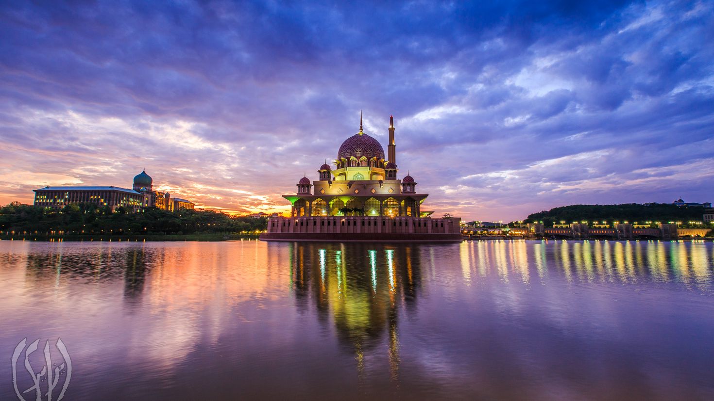 Восточная малайзия. Мечеть Путра Малайзия. Путраджайя розовая мечеть. Мечеть в сумерках.