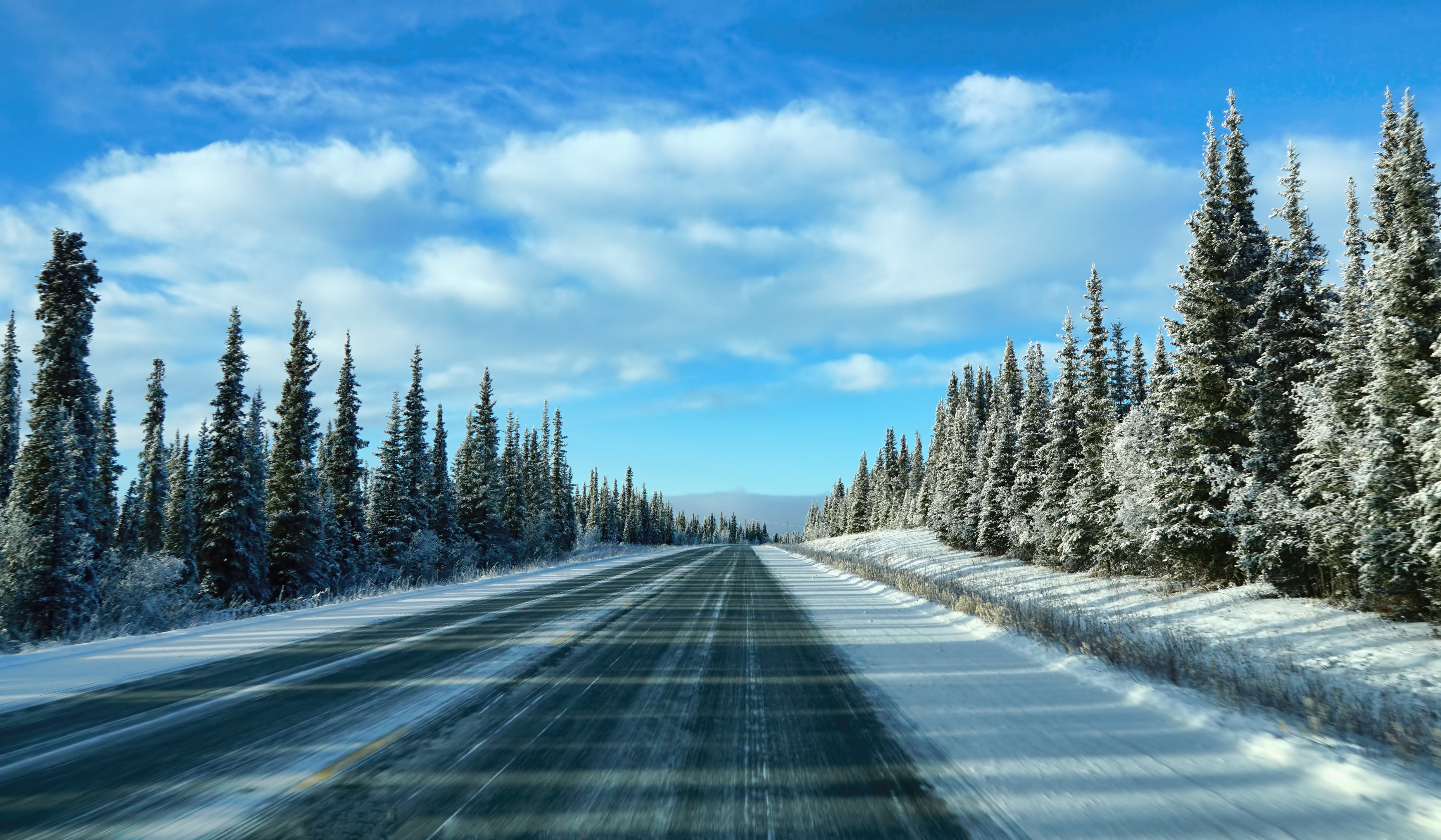 Тема зимней дороги. Зимняя дорога. Красивые дороги. Заснеженная дорога. Зимняя дорога в лесу.