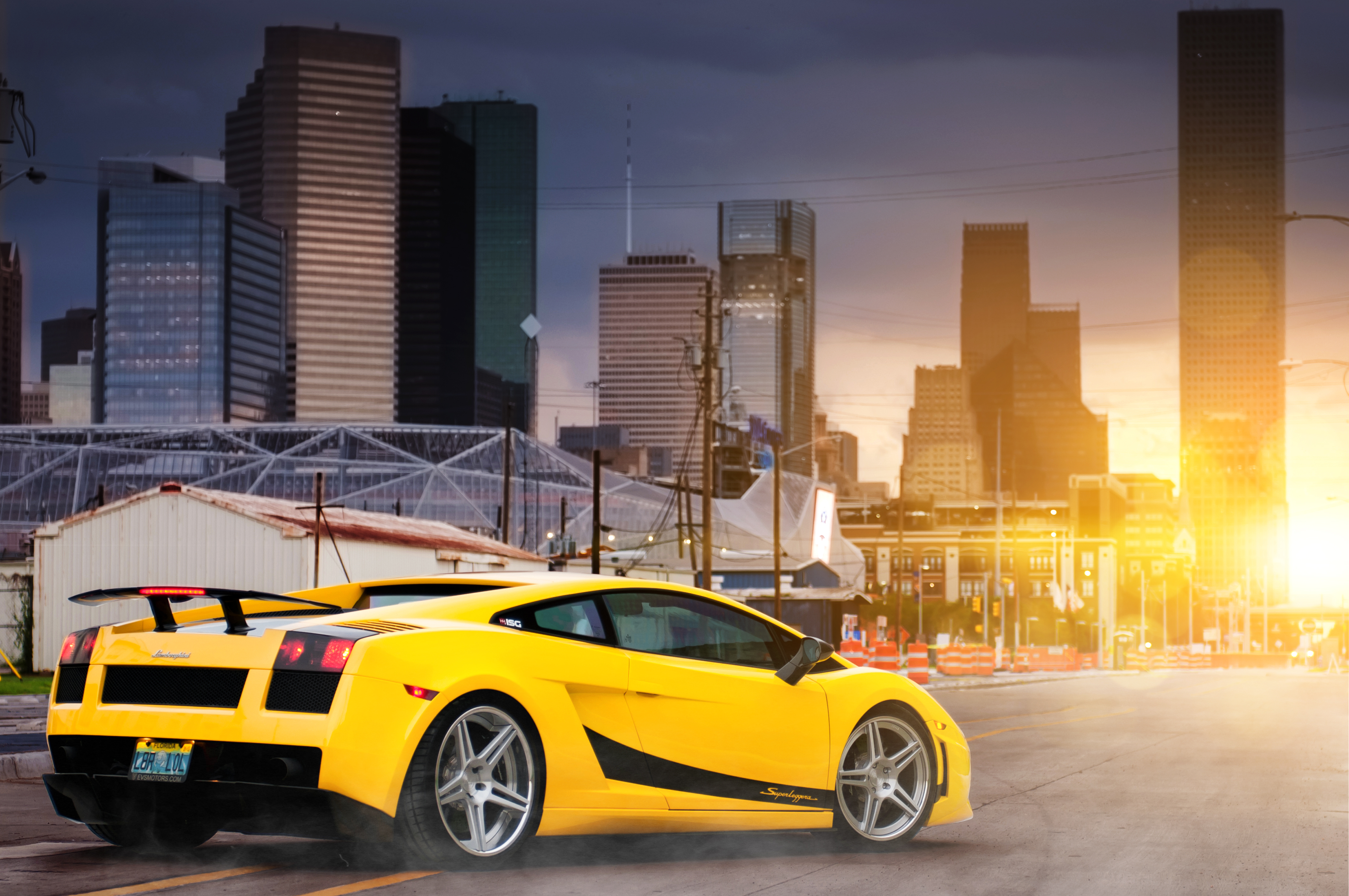 Желтый город. Ламборджини Галлардо Superleggera Yellow. Gallardo Lamborghini 4 k. Lamborghini Gallardo City. Черно желтая машина.