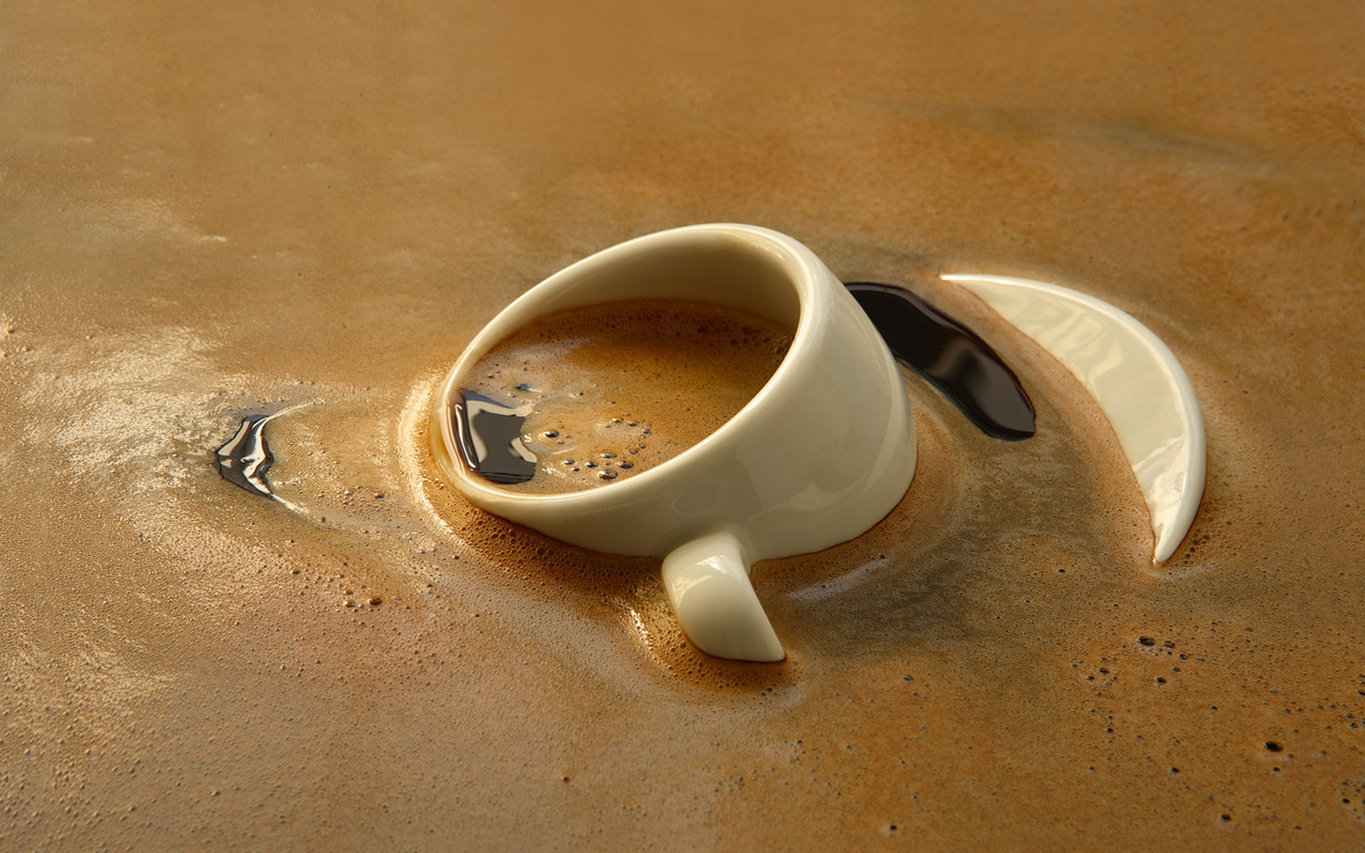 Разлитая чашка кофе