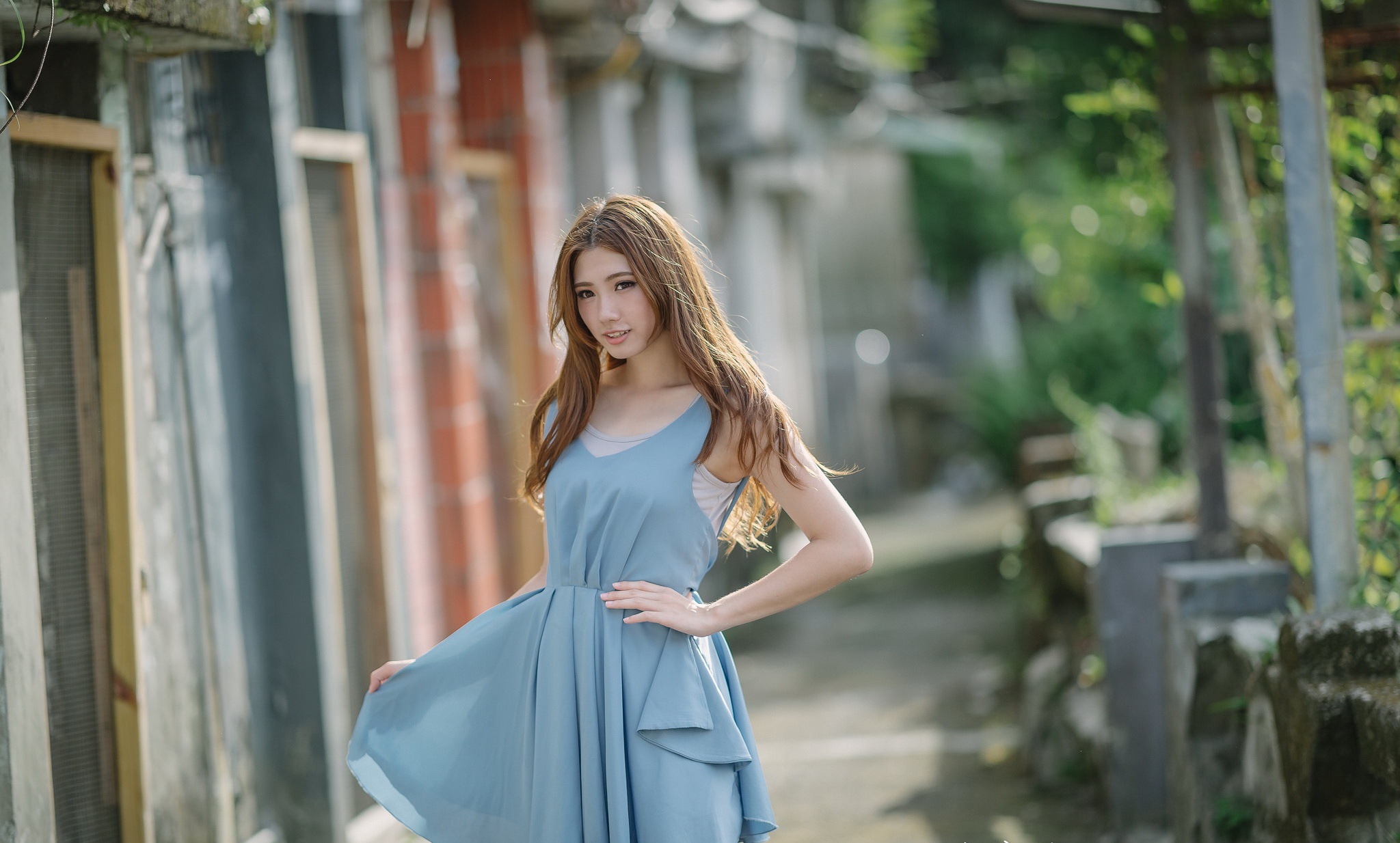 Длинная женщина. Азиатка в синем платье измена. Asia Blue Dress 9. Девушки епоник. Asian Blue background.