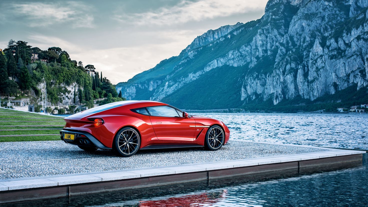 Aston Martin Vanquish красный