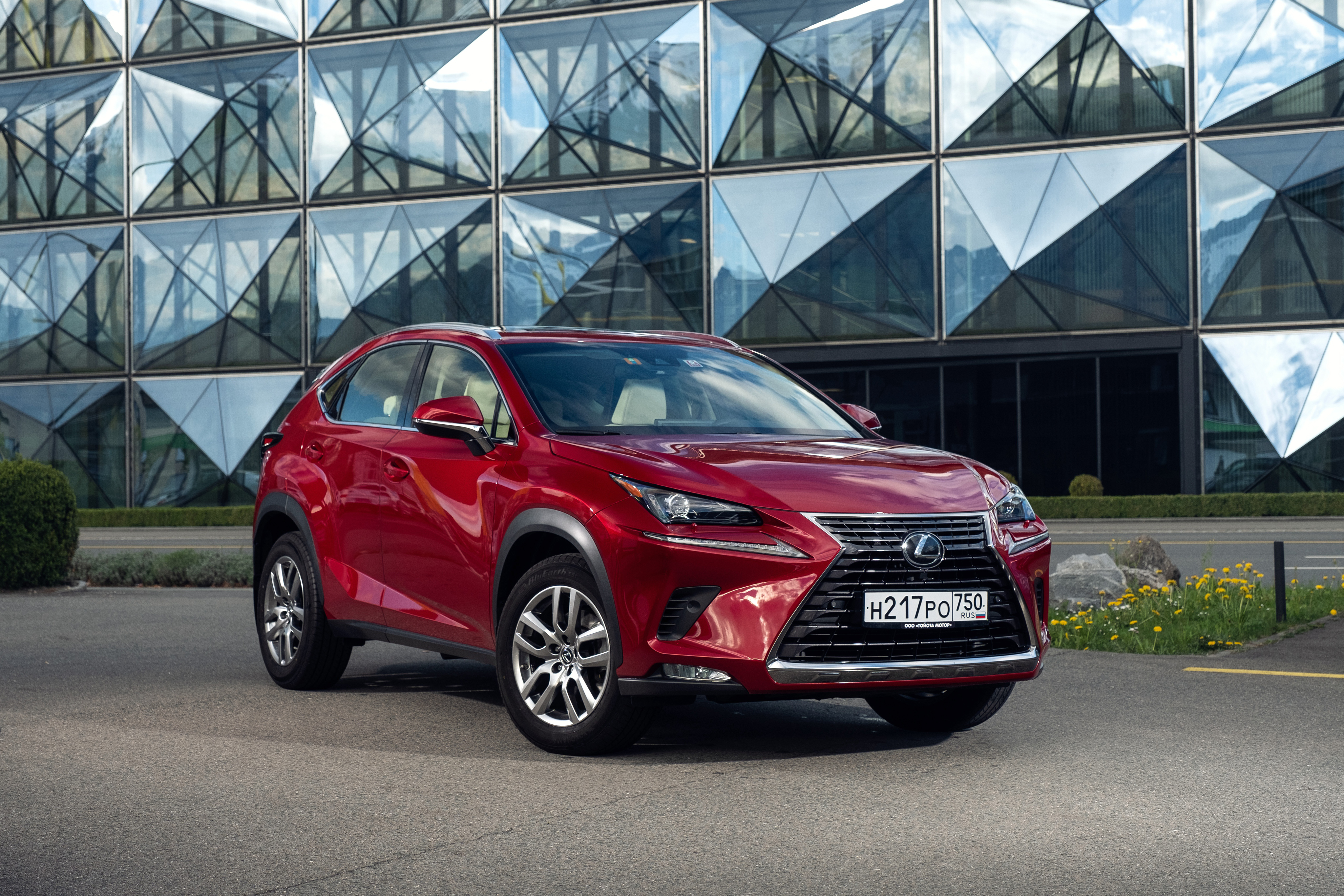 Lexus NX 200t бордовый